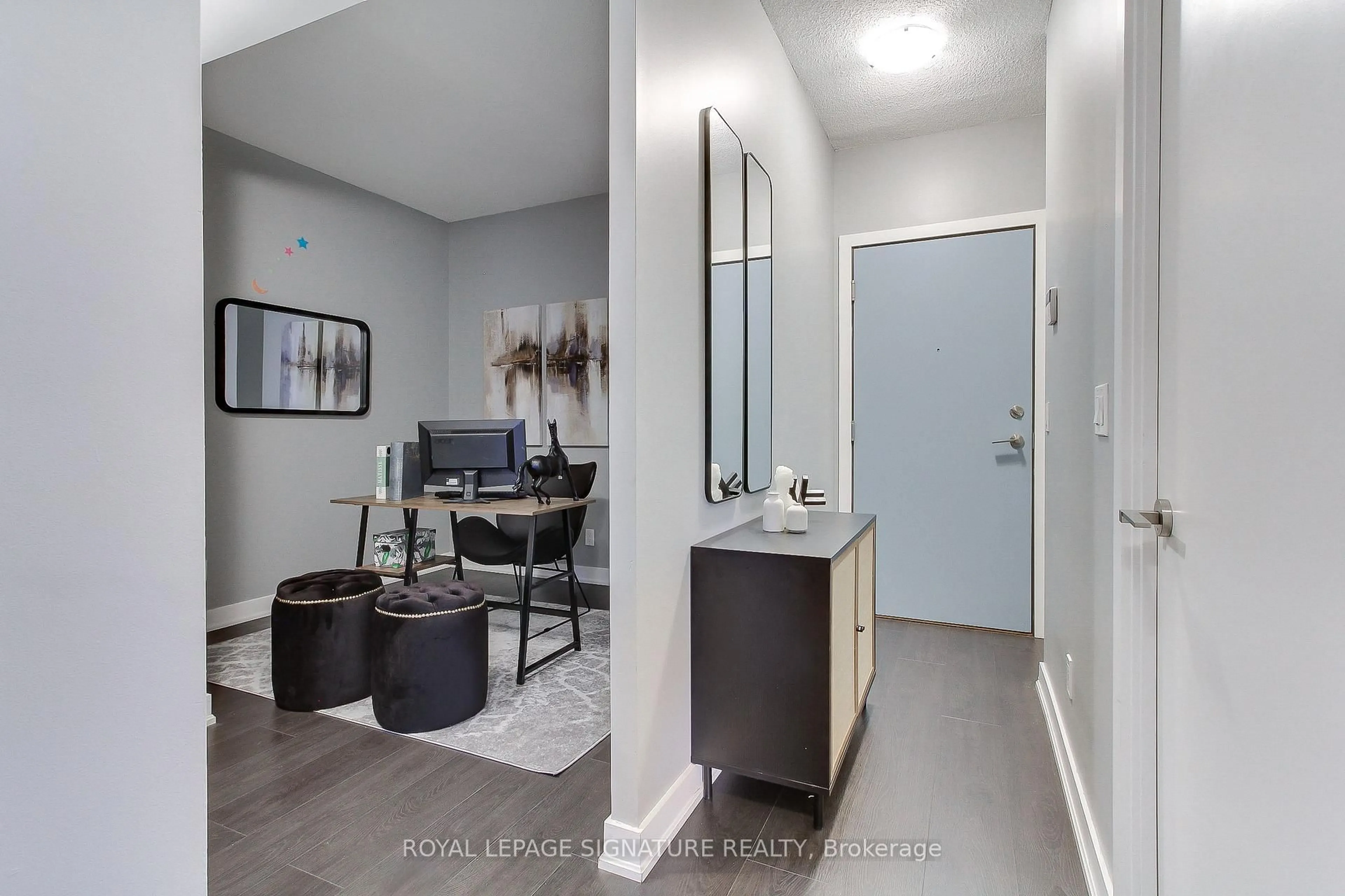Indoor entryway for 199 Richmond St #618, Toronto Ontario M5V 0H4