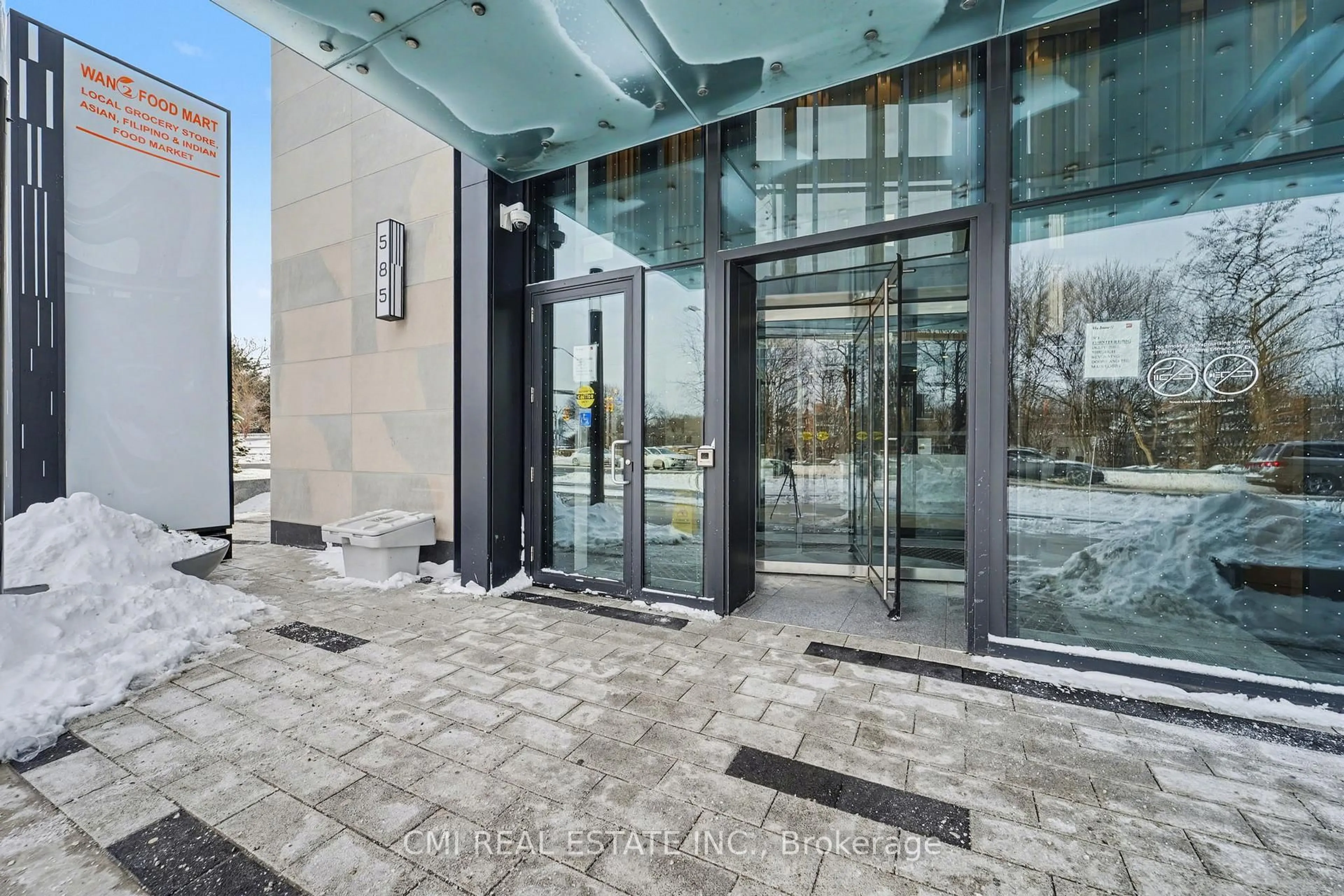 Indoor foyer for 585 Bloor St #3317, Toronto Ontario M4W 0B3