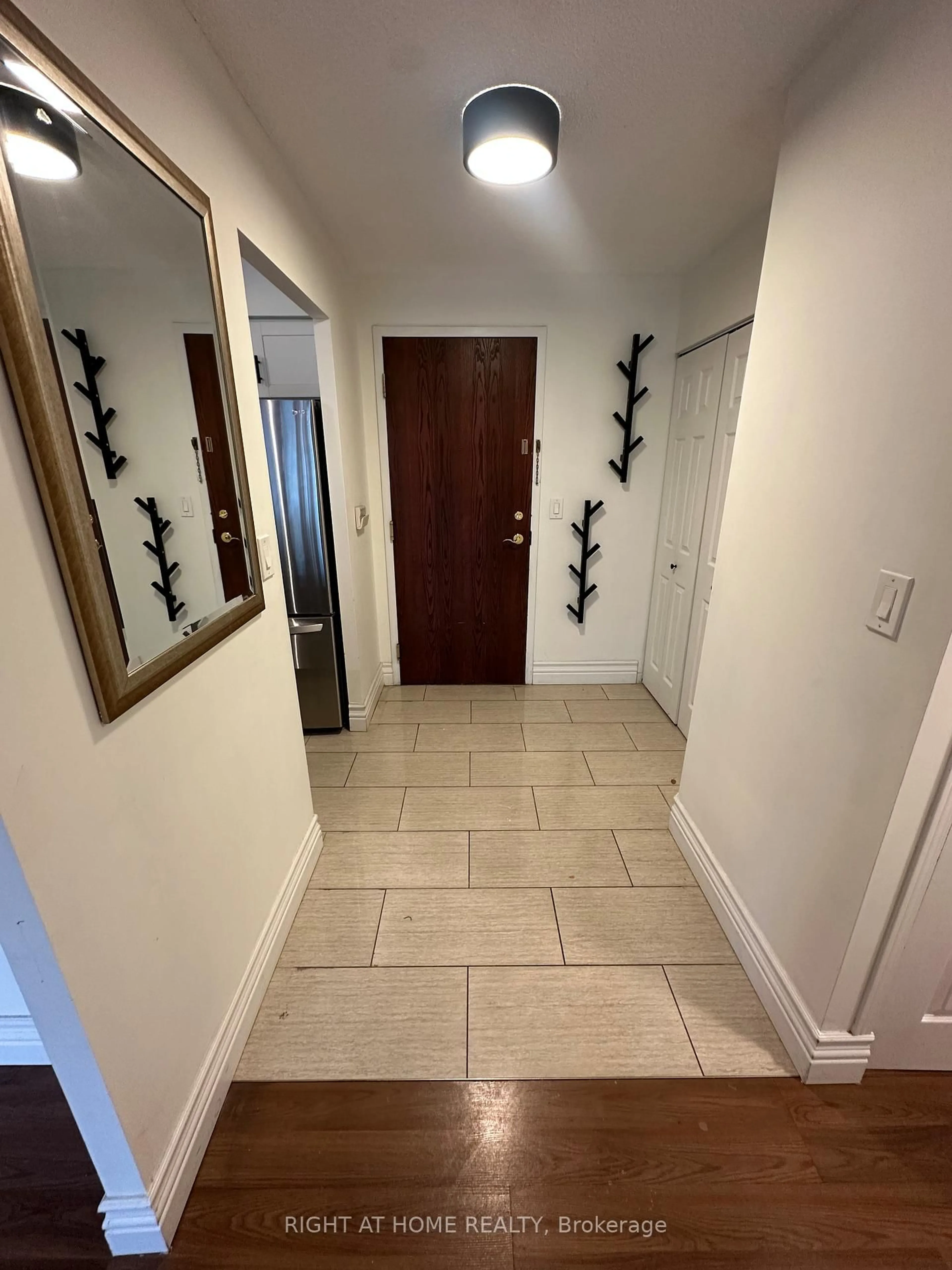 Indoor entryway for 28 PEMBERTON Ave #306, Toronto Ontario M2M 4L1