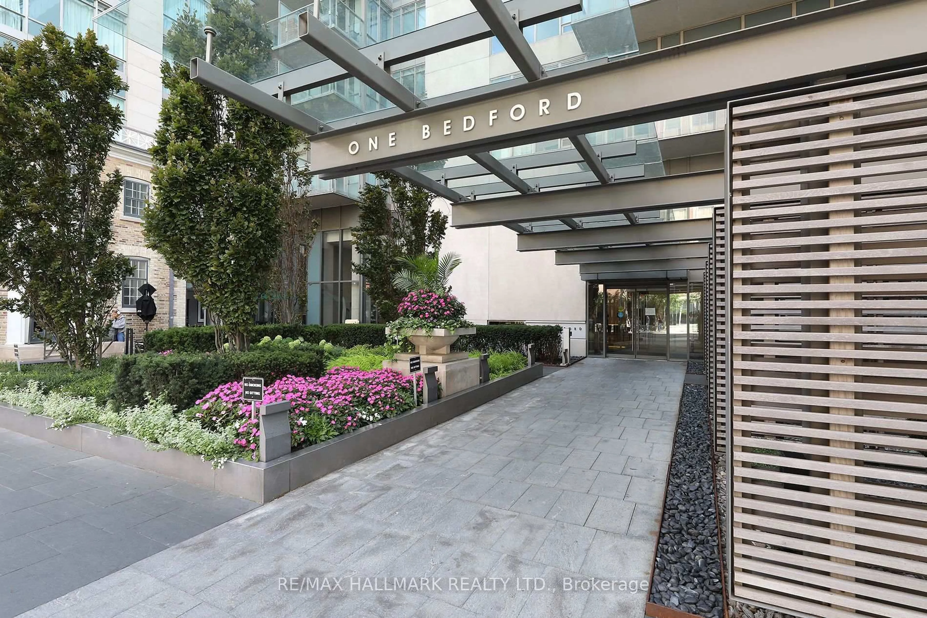 Indoor foyer for 1 Bedford Rd #611, Toronto Ontario M5R 2B5