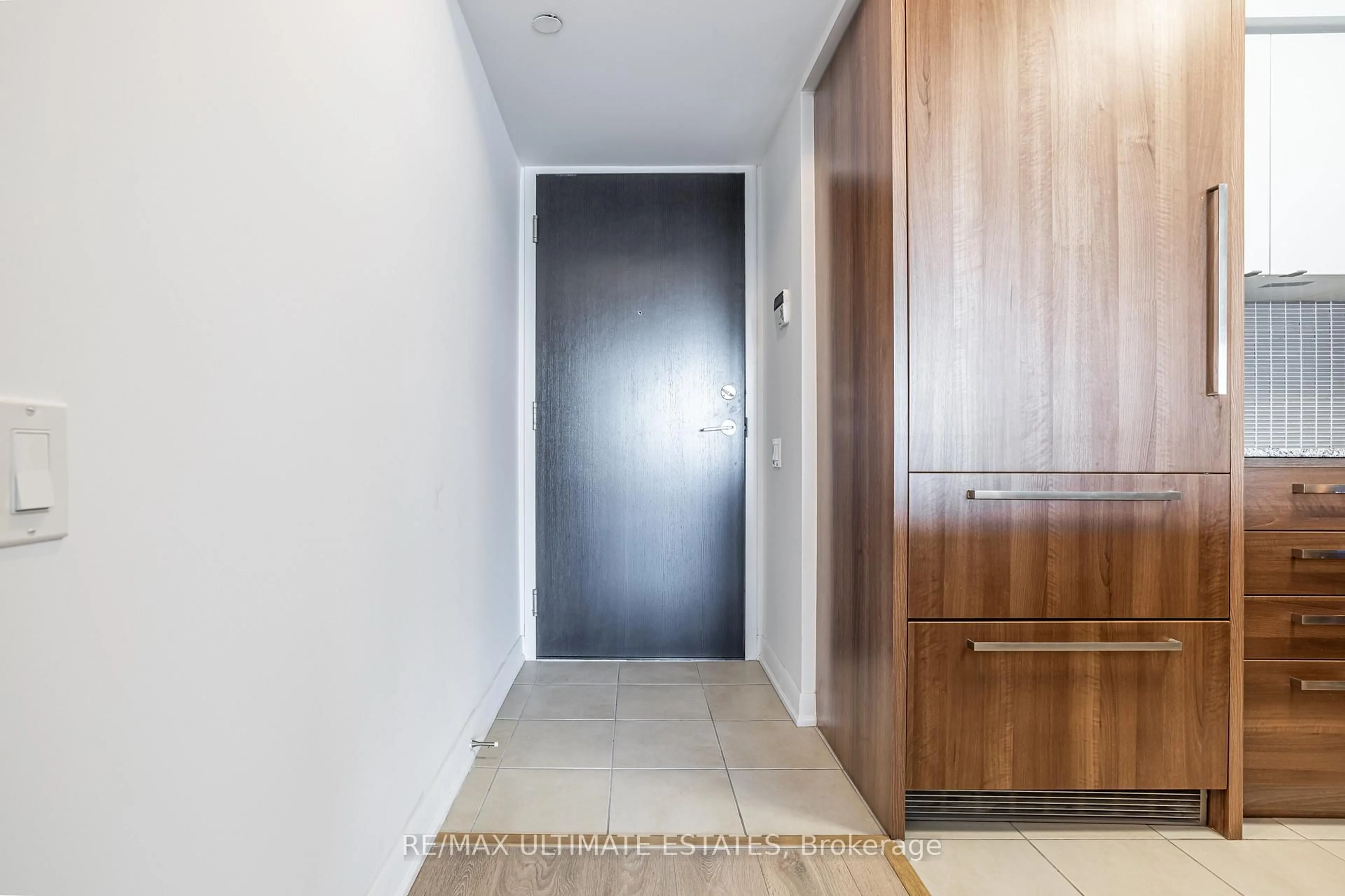 Indoor foyer for 5168 Yonge St #711, Toronto Ontario M2N 0G1