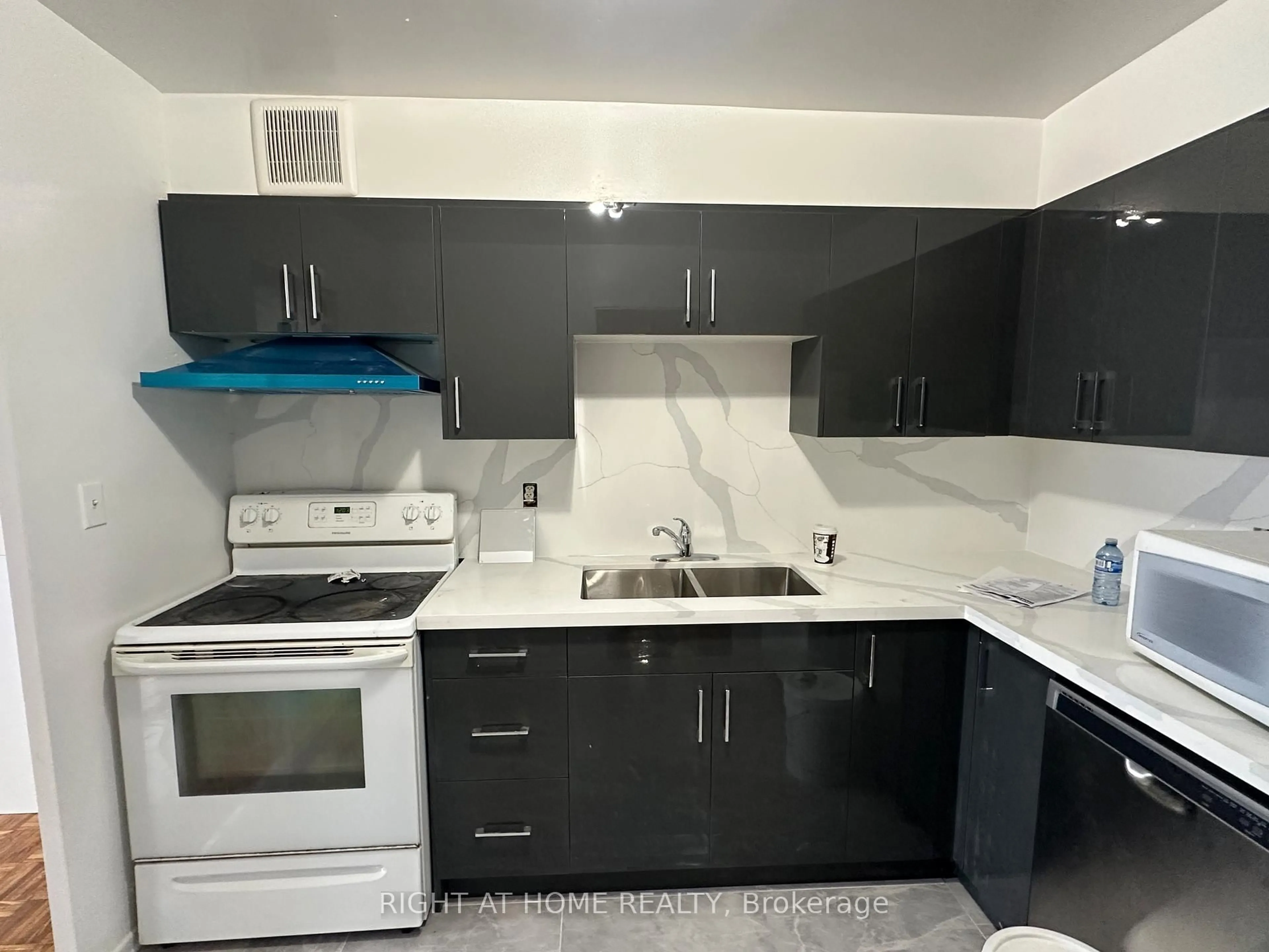 Standard kitchen, unknown for 20 Edgecliff Gfwy #1403, Toronto Ontario M3C 3A4