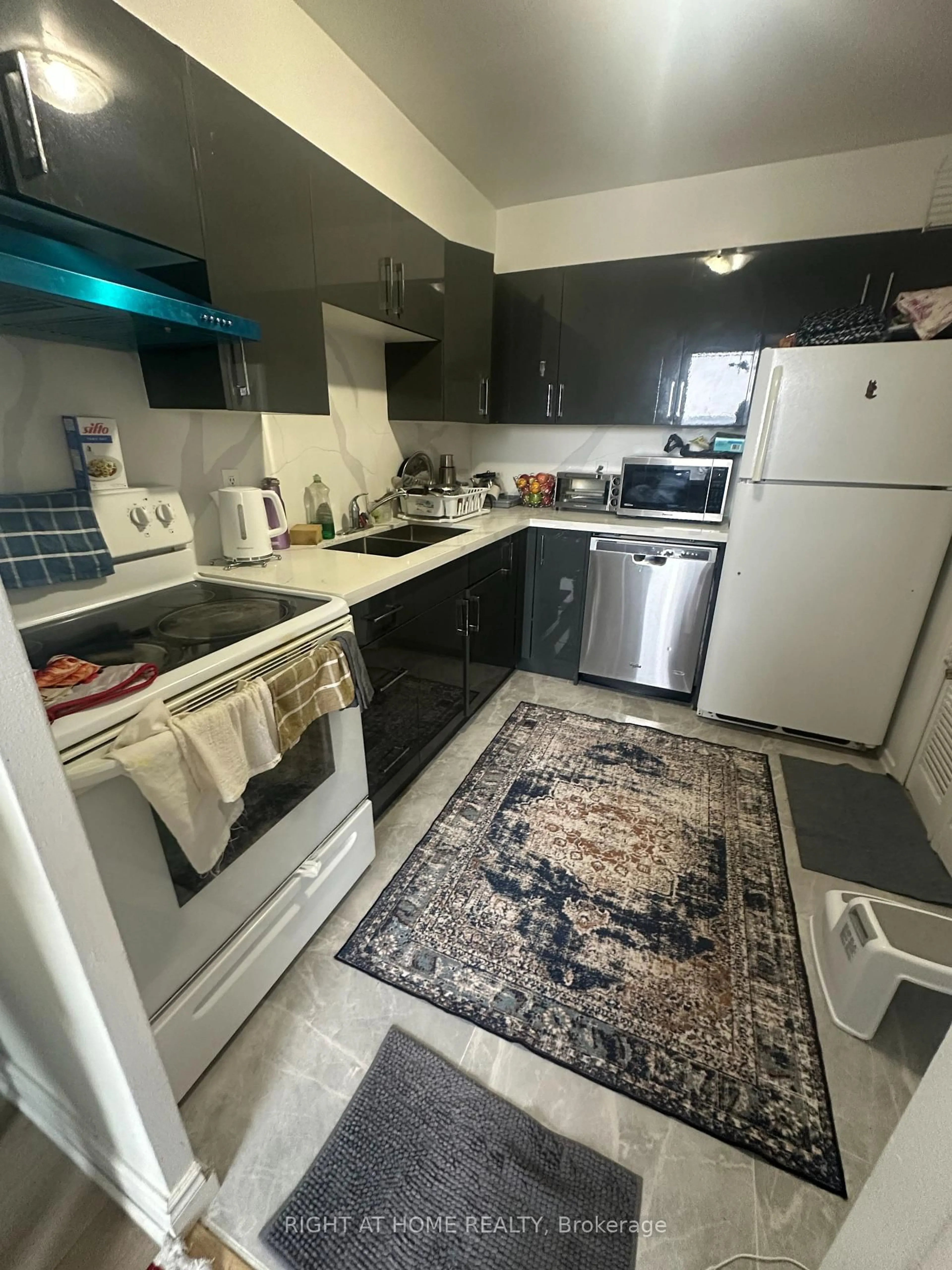 Standard kitchen, unknown for 20 Edgecliff Gfwy #1403, Toronto Ontario M3C 3A4