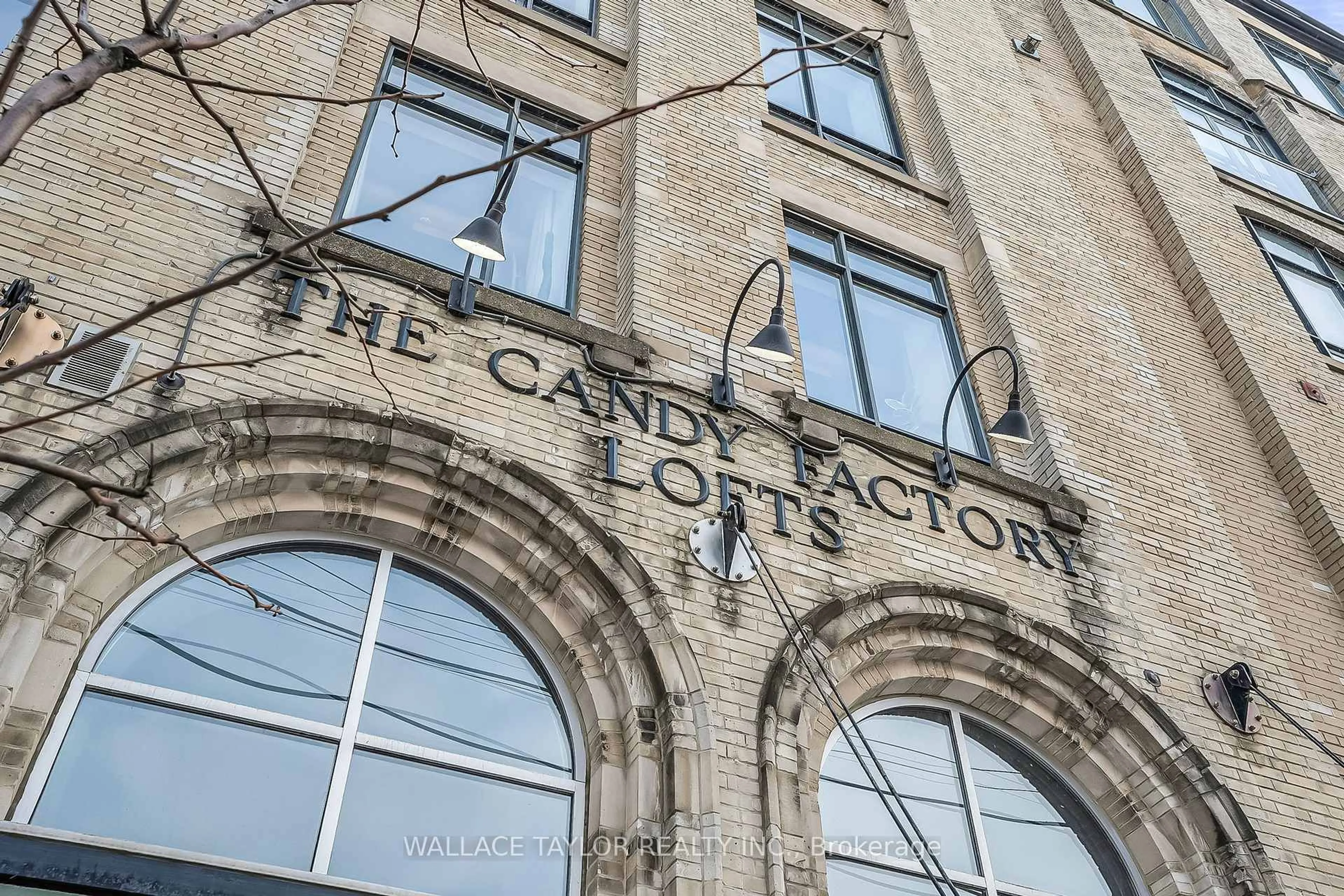 Indoor foyer for 993 Queen St #208, Toronto Ontario M6J 1H2