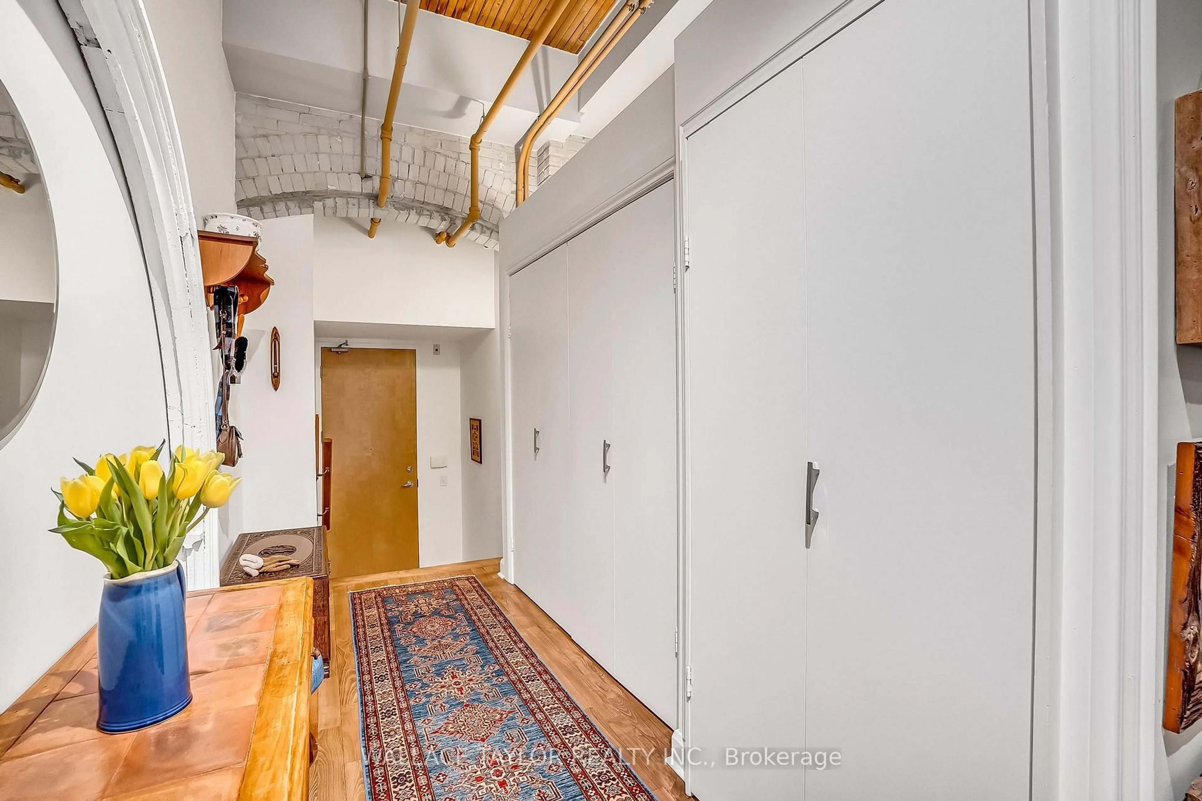 Indoor foyer for 993 Queen St #208, Toronto Ontario M6J 1H2