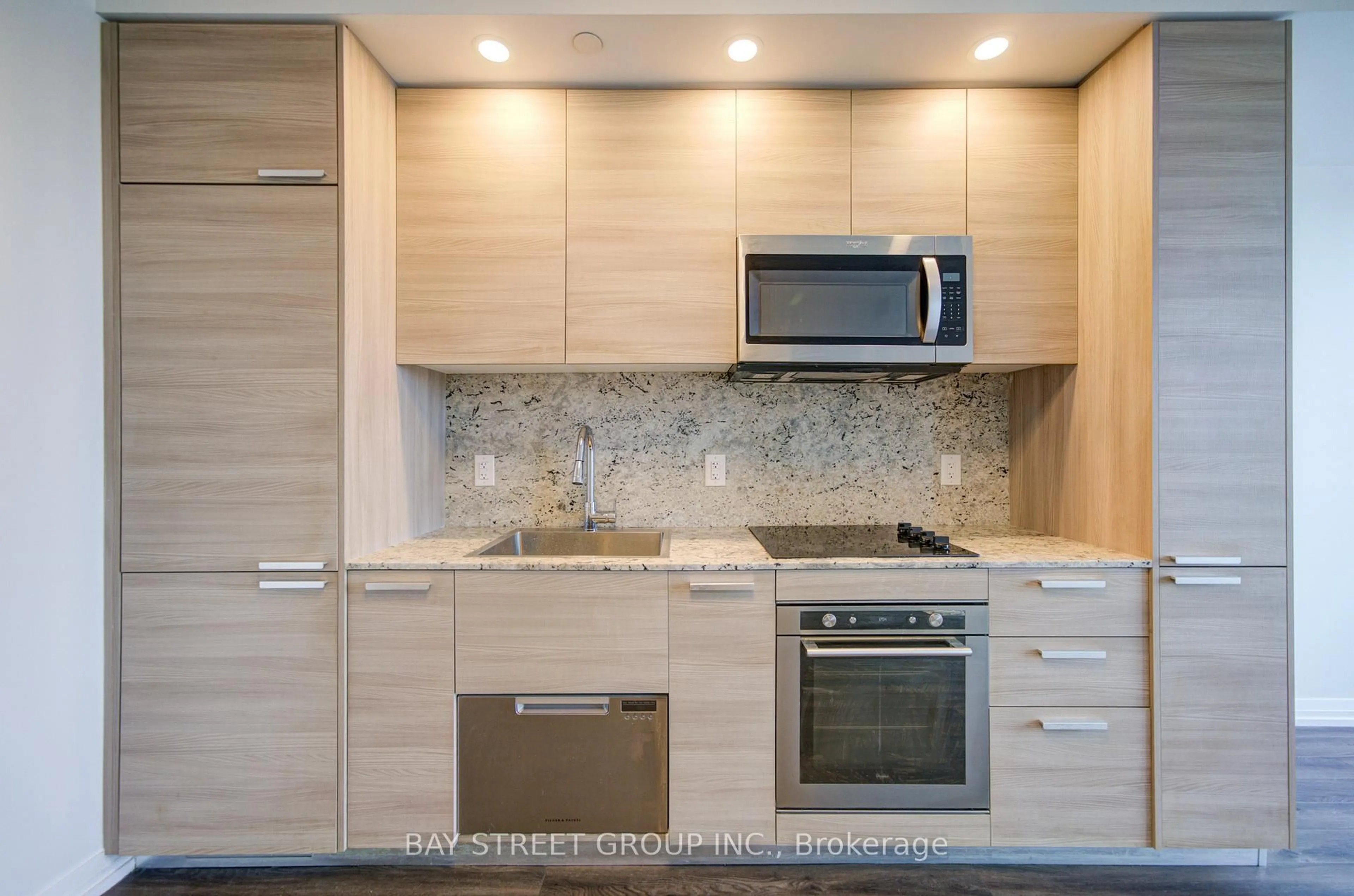 Standard kitchen, ceramic/tile floor for 75 Canterbury Pl #1509, Toronto Ontario M2N 0L2