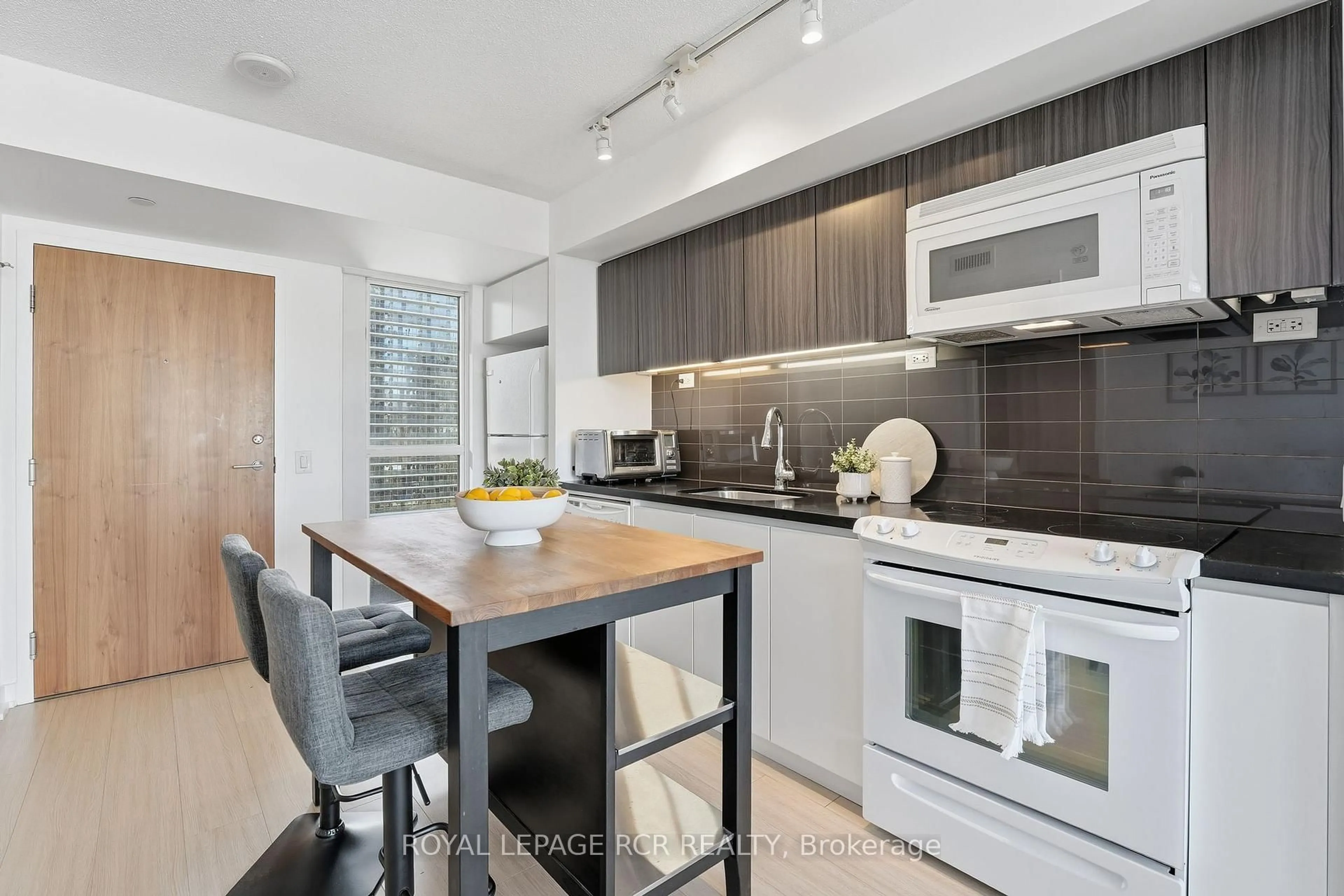 Contemporary kitchen, unknown for 85 Queens Wharf Rd #1107, Toronto Ontario M5V 0J9