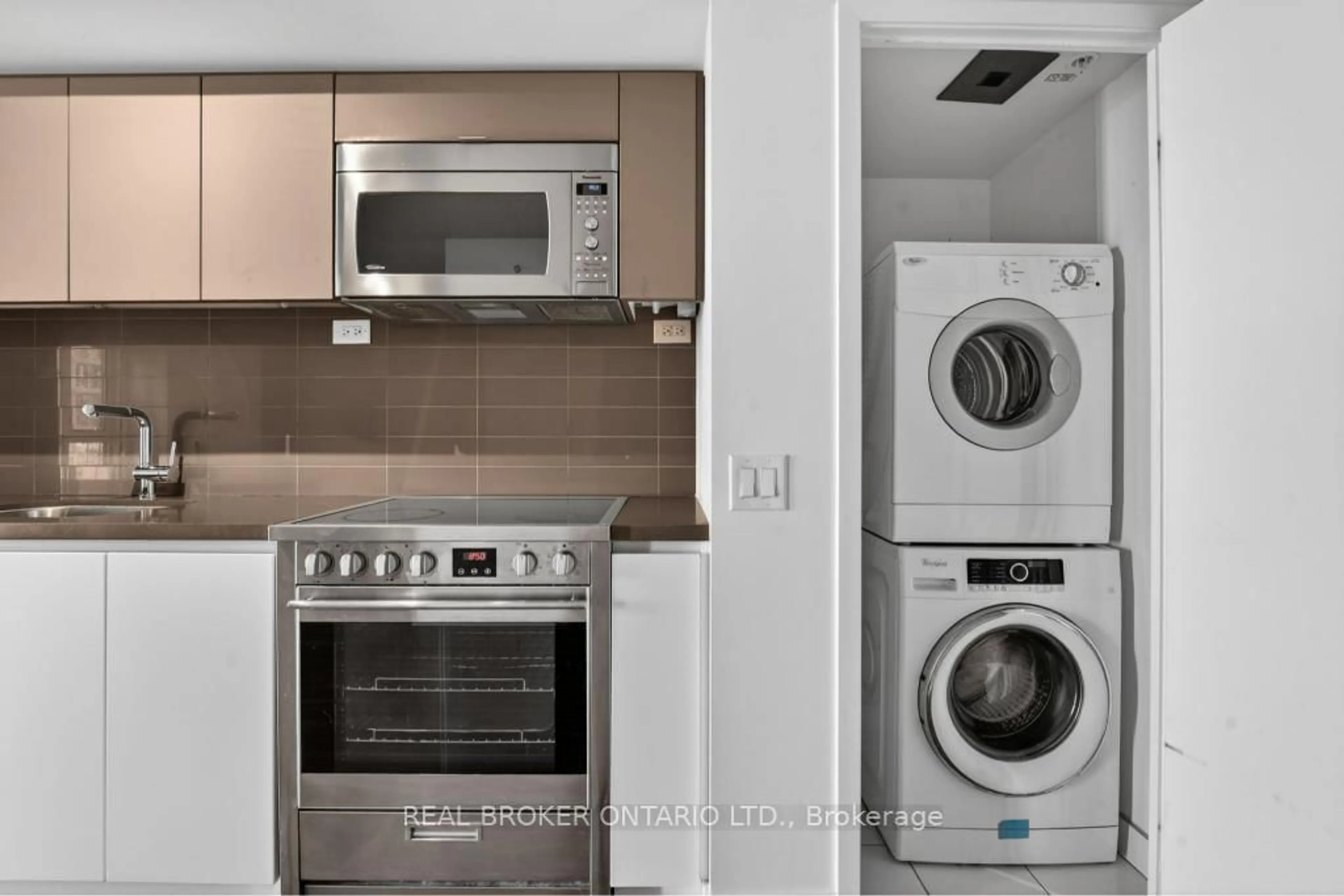 Standard kitchen, unknown for 85 Queens Wharf Rd #3105, Toronto Ontario M5V 0J9