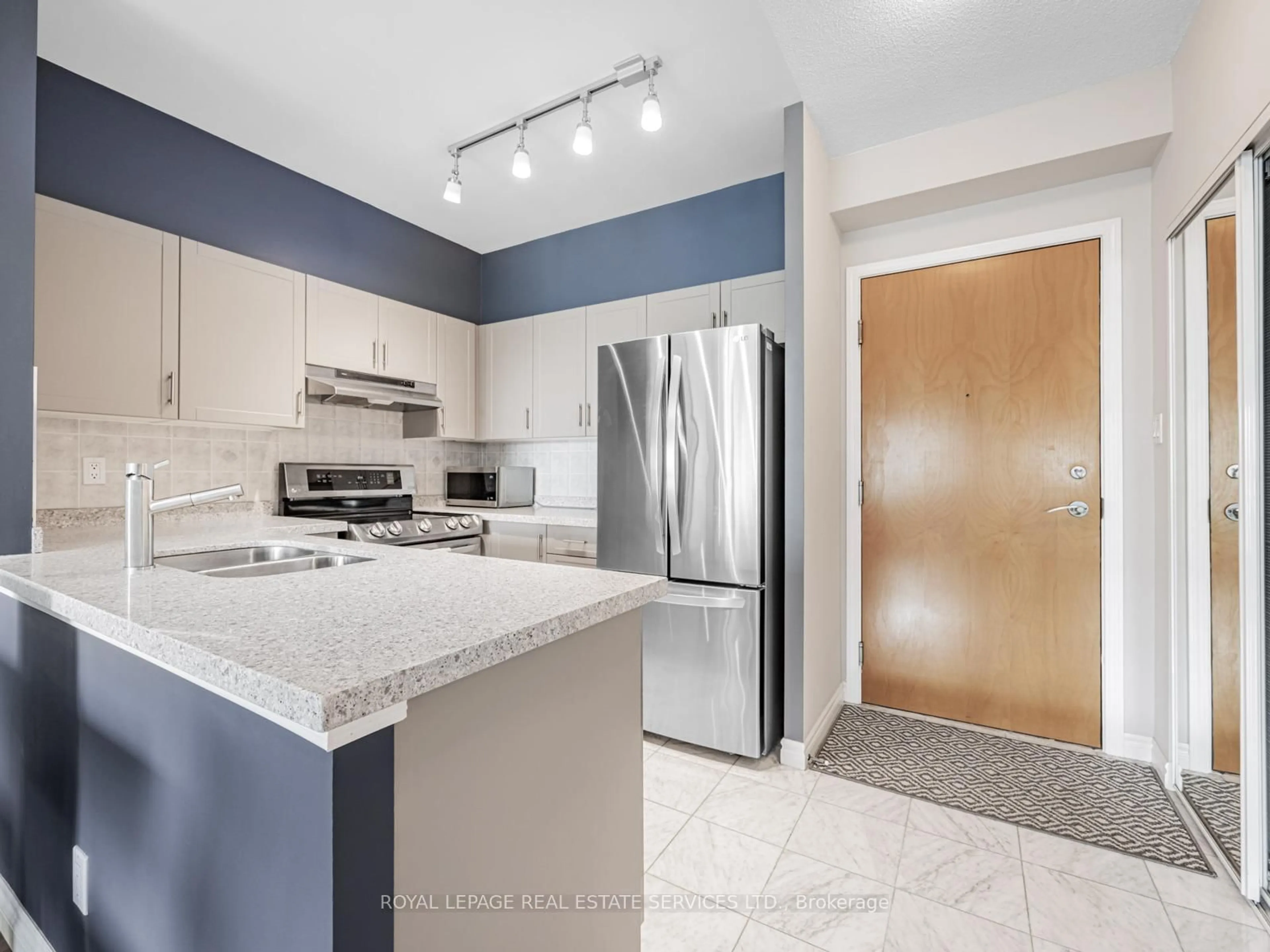Standard kitchen, ceramic/tile floor for 600 Queens Quay #1029, Toronto Ontario M5V 3M3