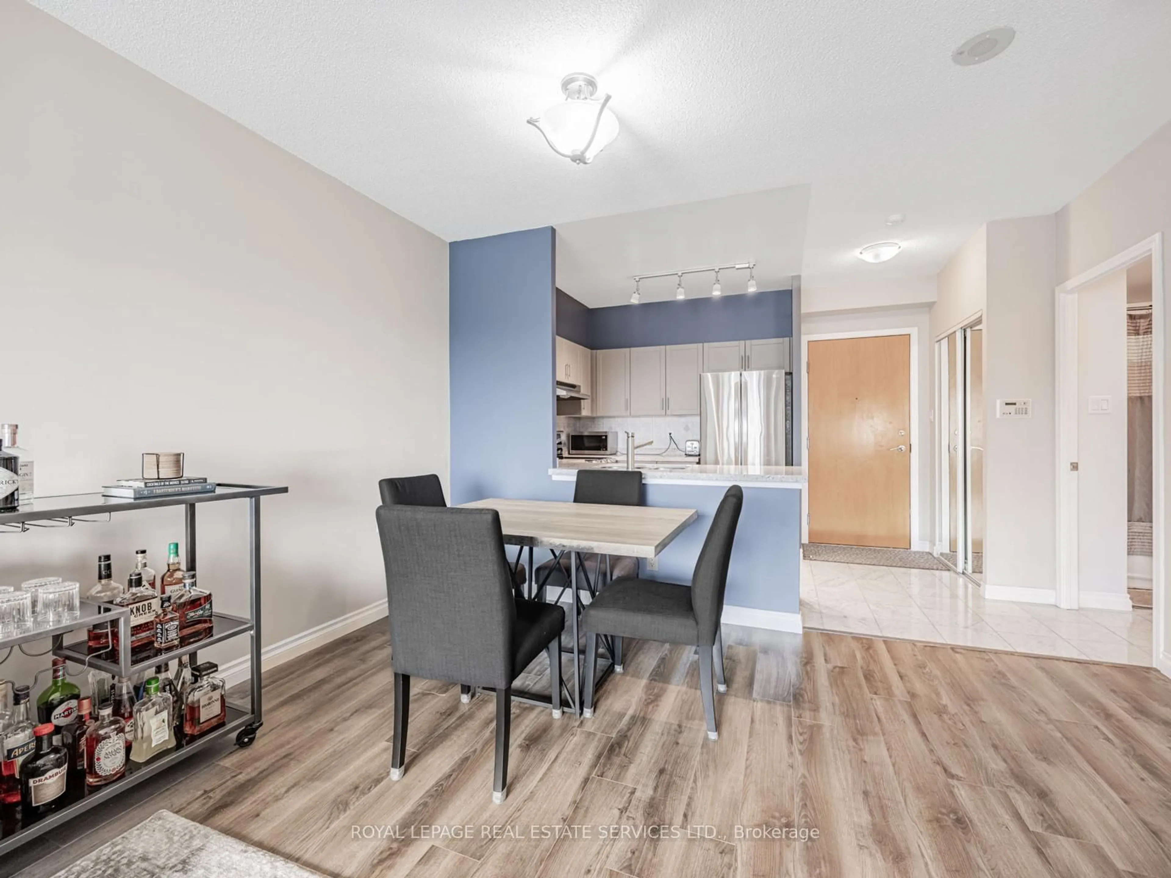 Dining room, wood/laminate floor for 600 Queens Quay #1029, Toronto Ontario M5V 3M3