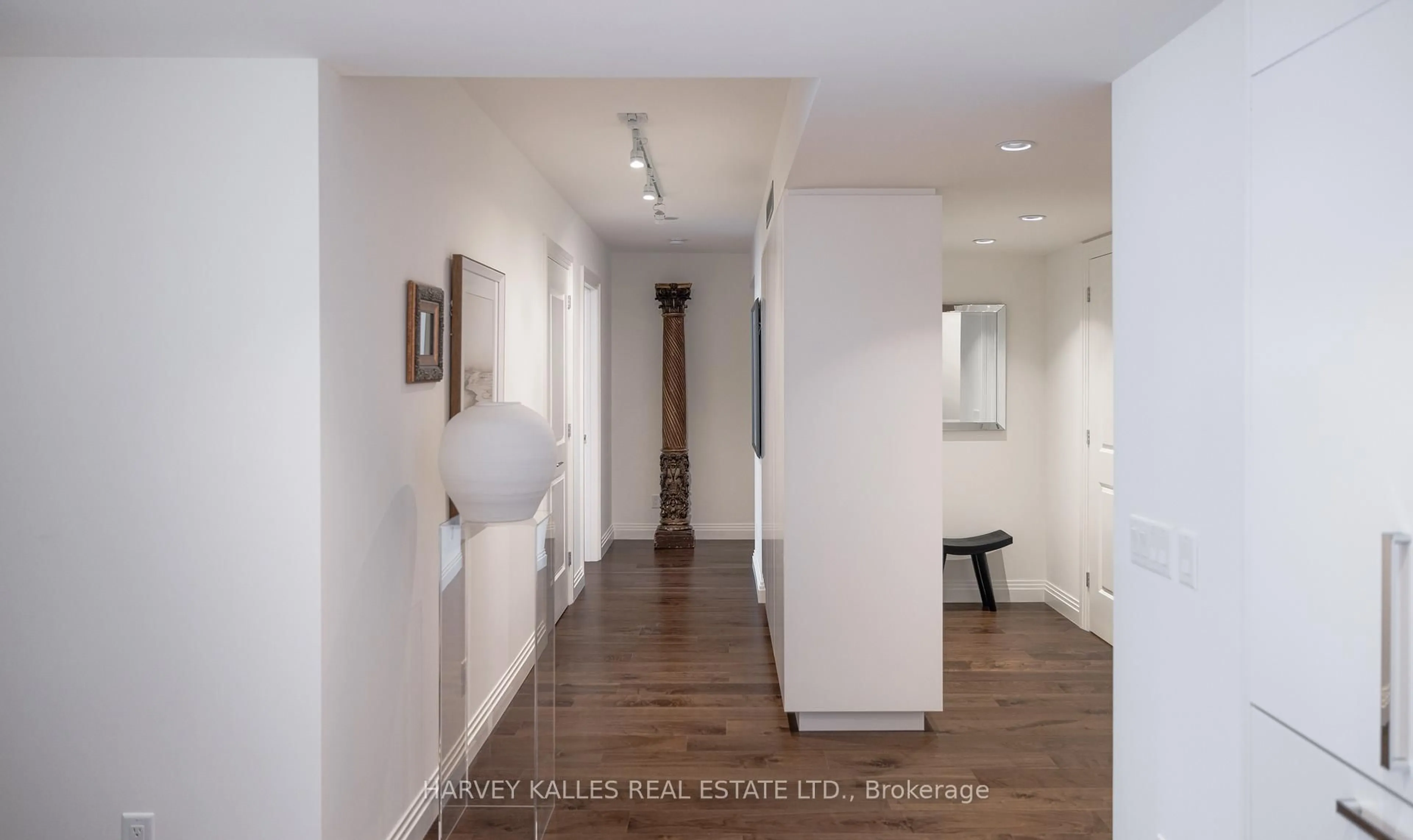 Indoor entryway for 1 Benvenuto Pl #123, Toronto Ontario M4V 2L1