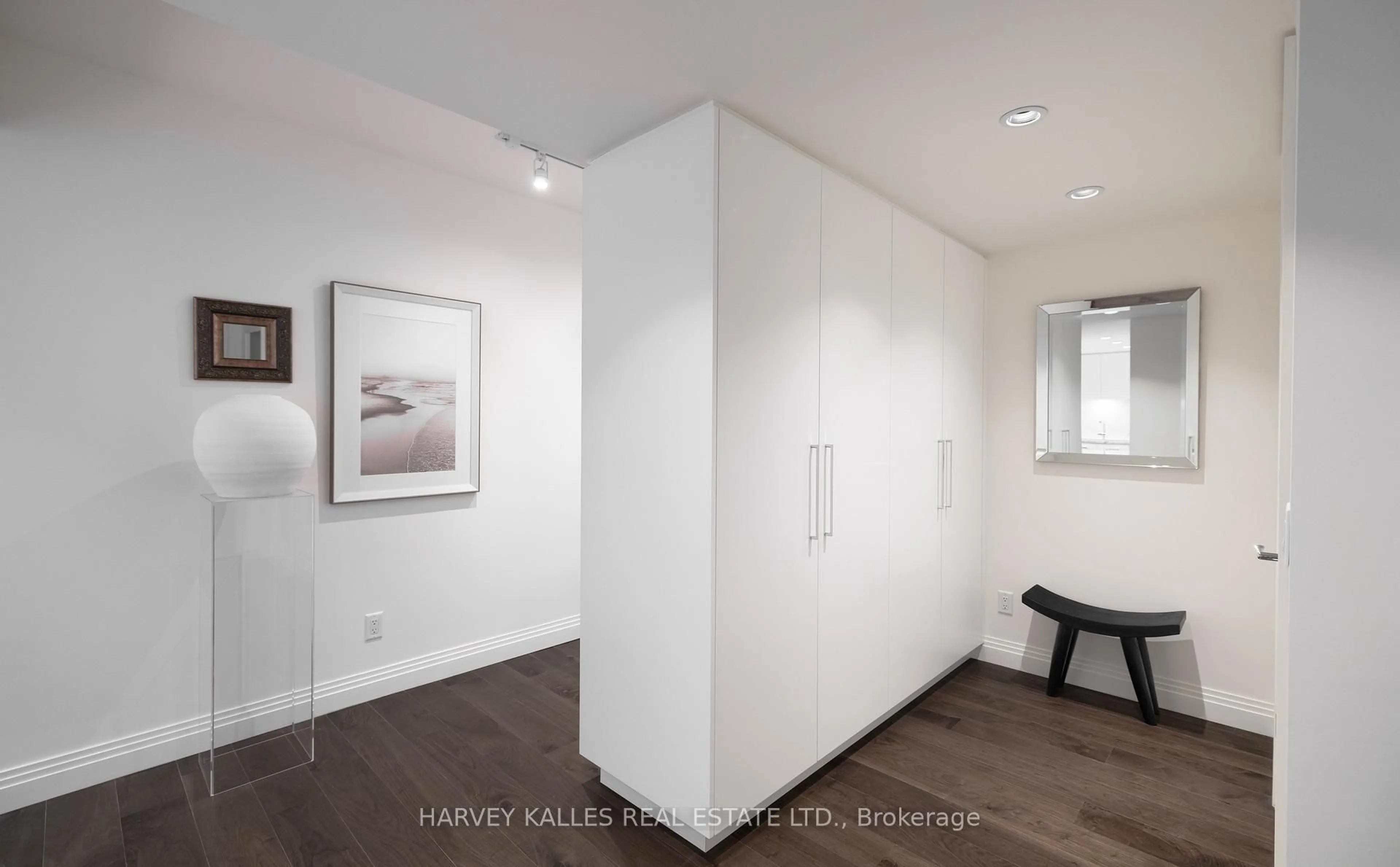 Indoor entryway for 1 Benvenuto Pl #123, Toronto Ontario M4V 2L1