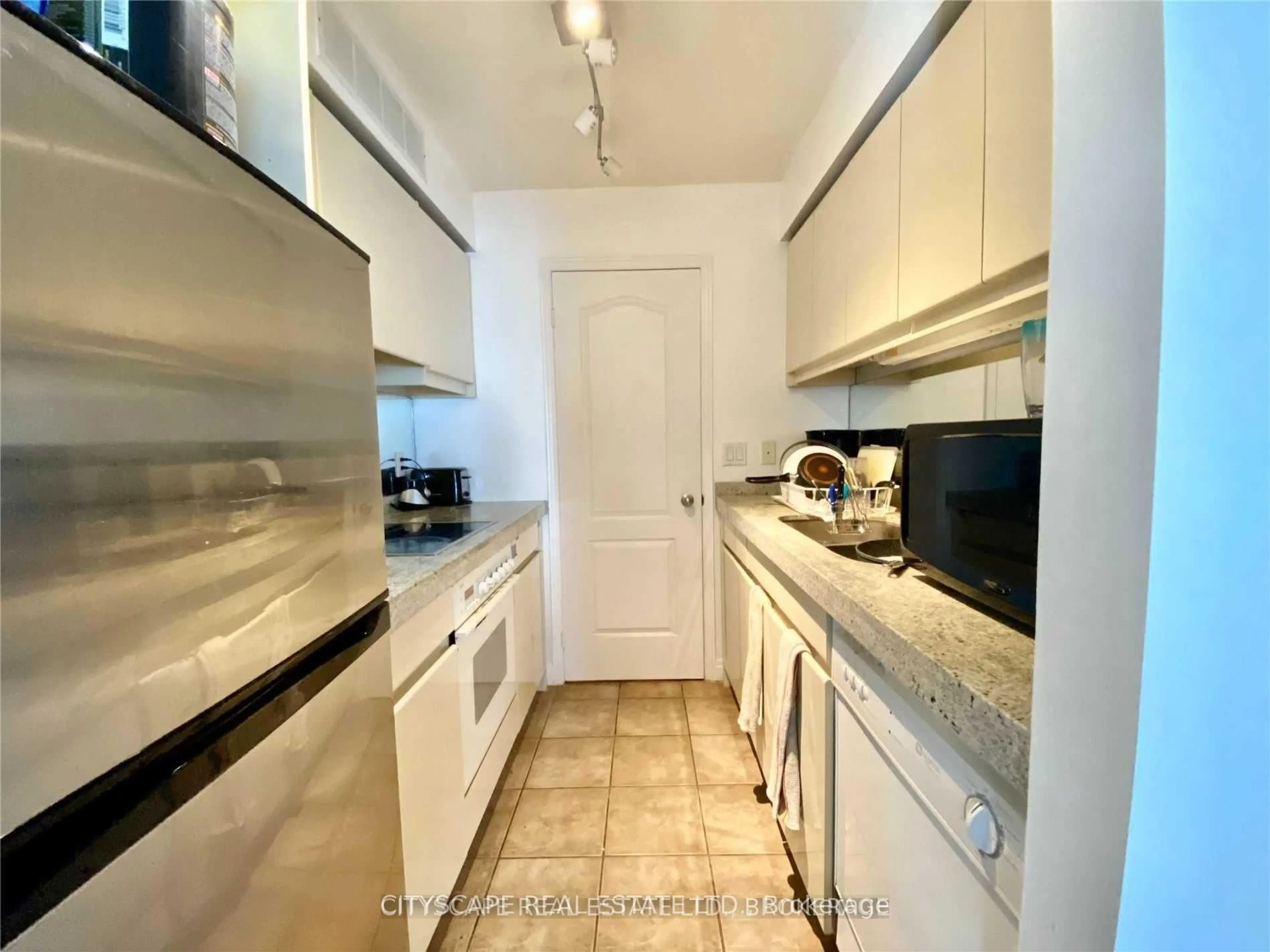 Standard kitchen, unknown for 50 Lombard St #2005, Toronto Ontario M5C 2X4