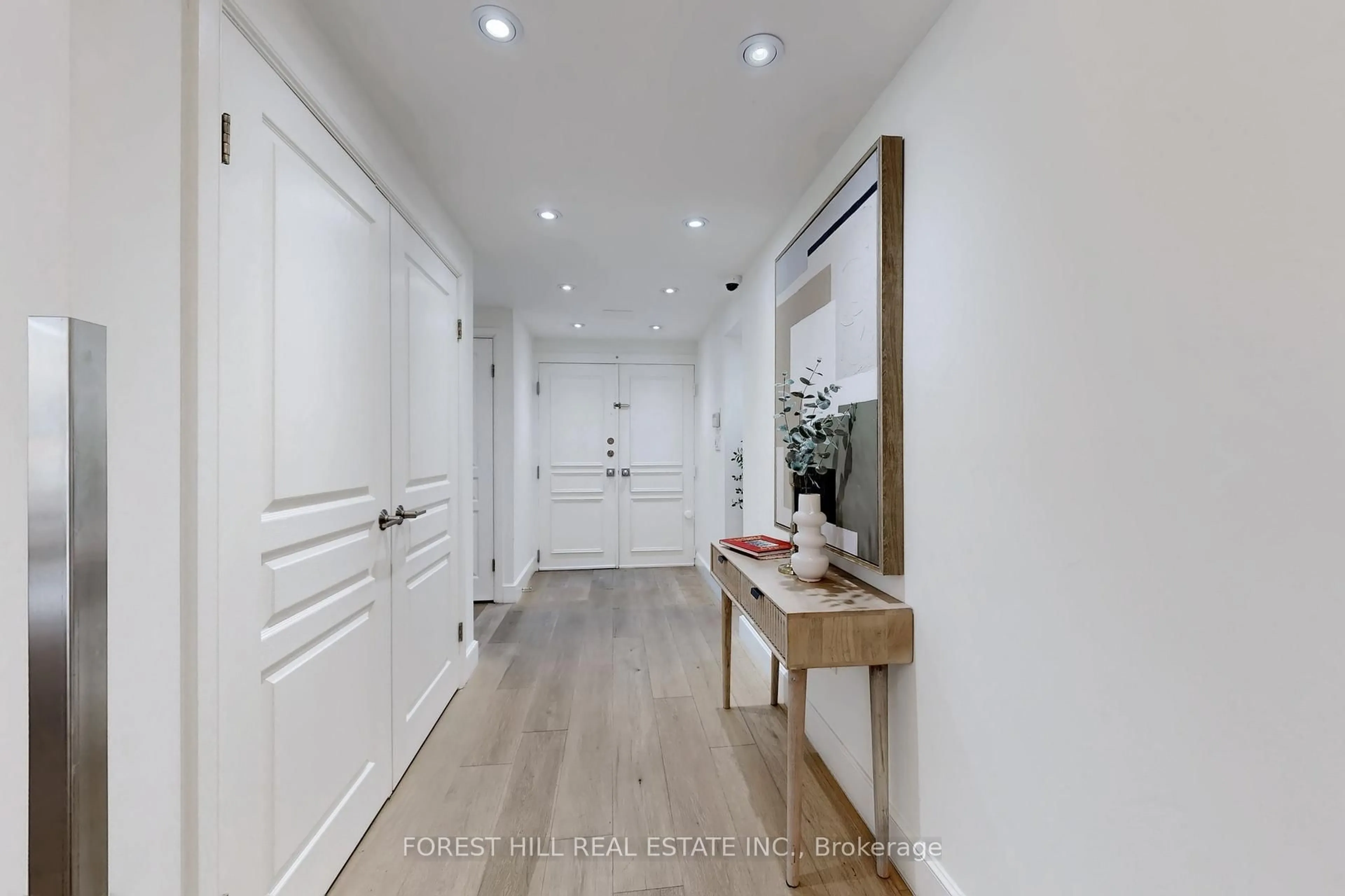 Indoor entryway for 110 Bloor St #710, Toronto Ontario M5S 2W7