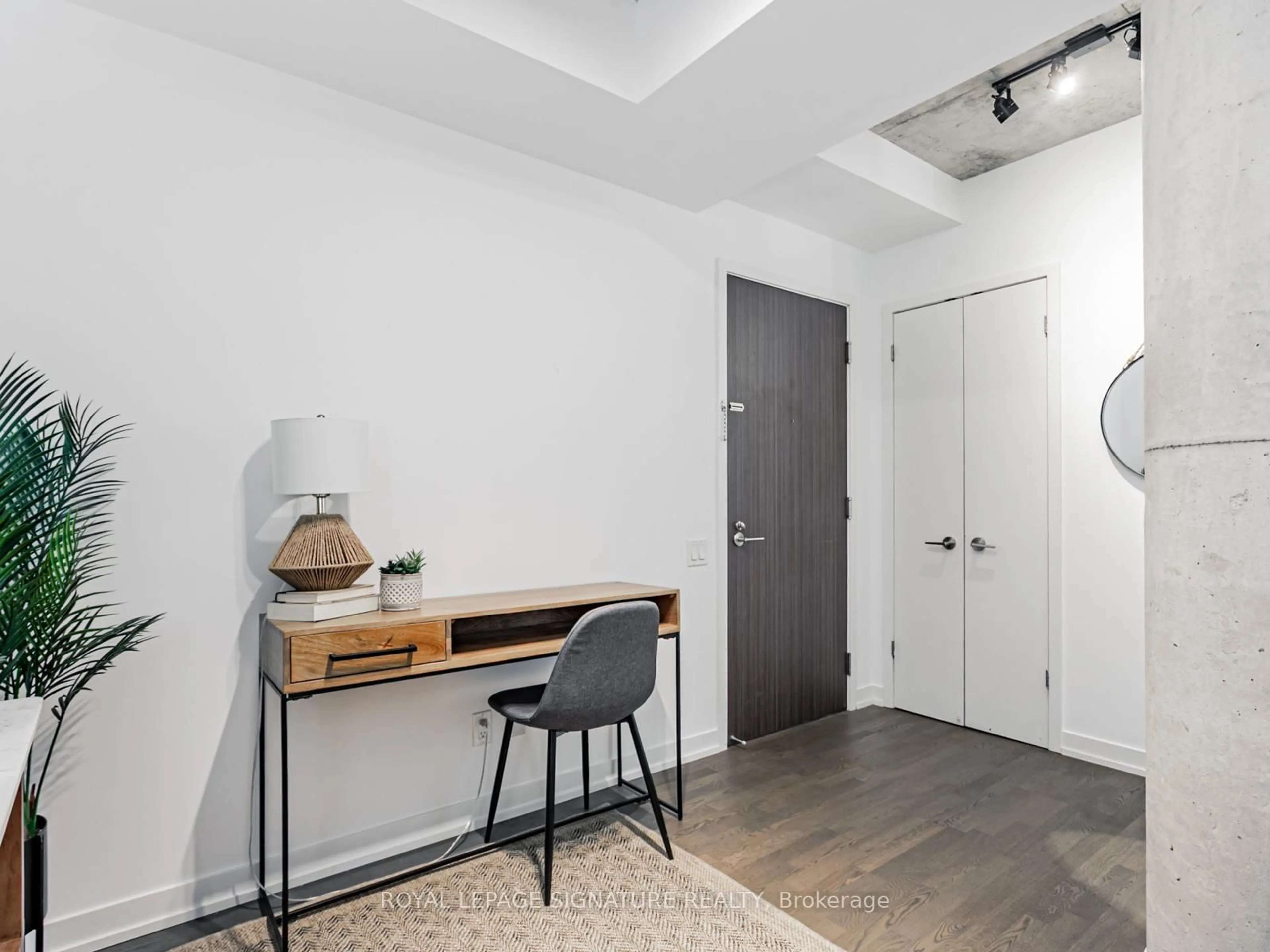 Indoor entryway for 560 King St #418, Toronto Ontario M5V 0L5