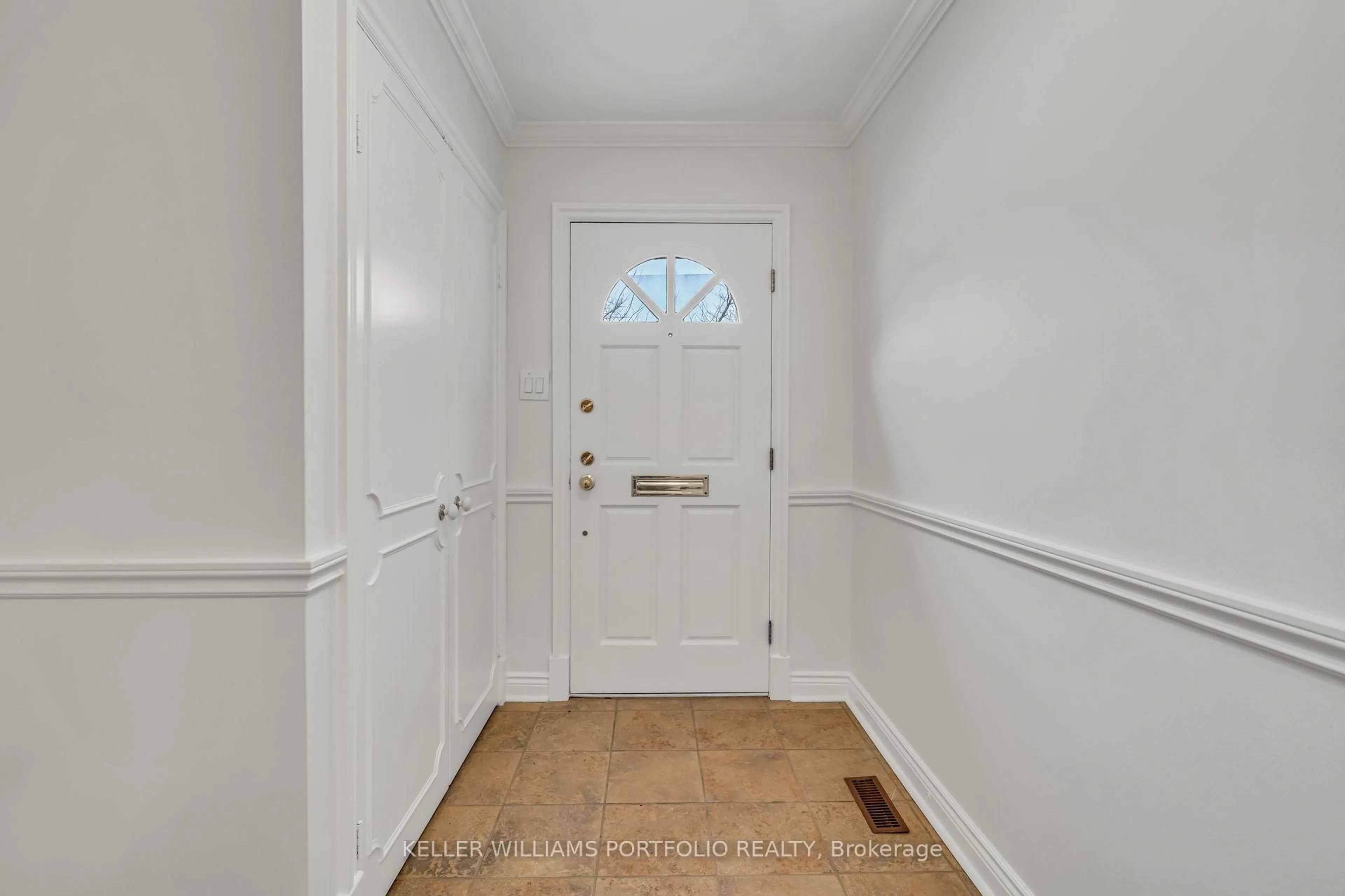 Indoor entryway for 27 Snowshoe Mill Way, Toronto Ontario M2L 1T4