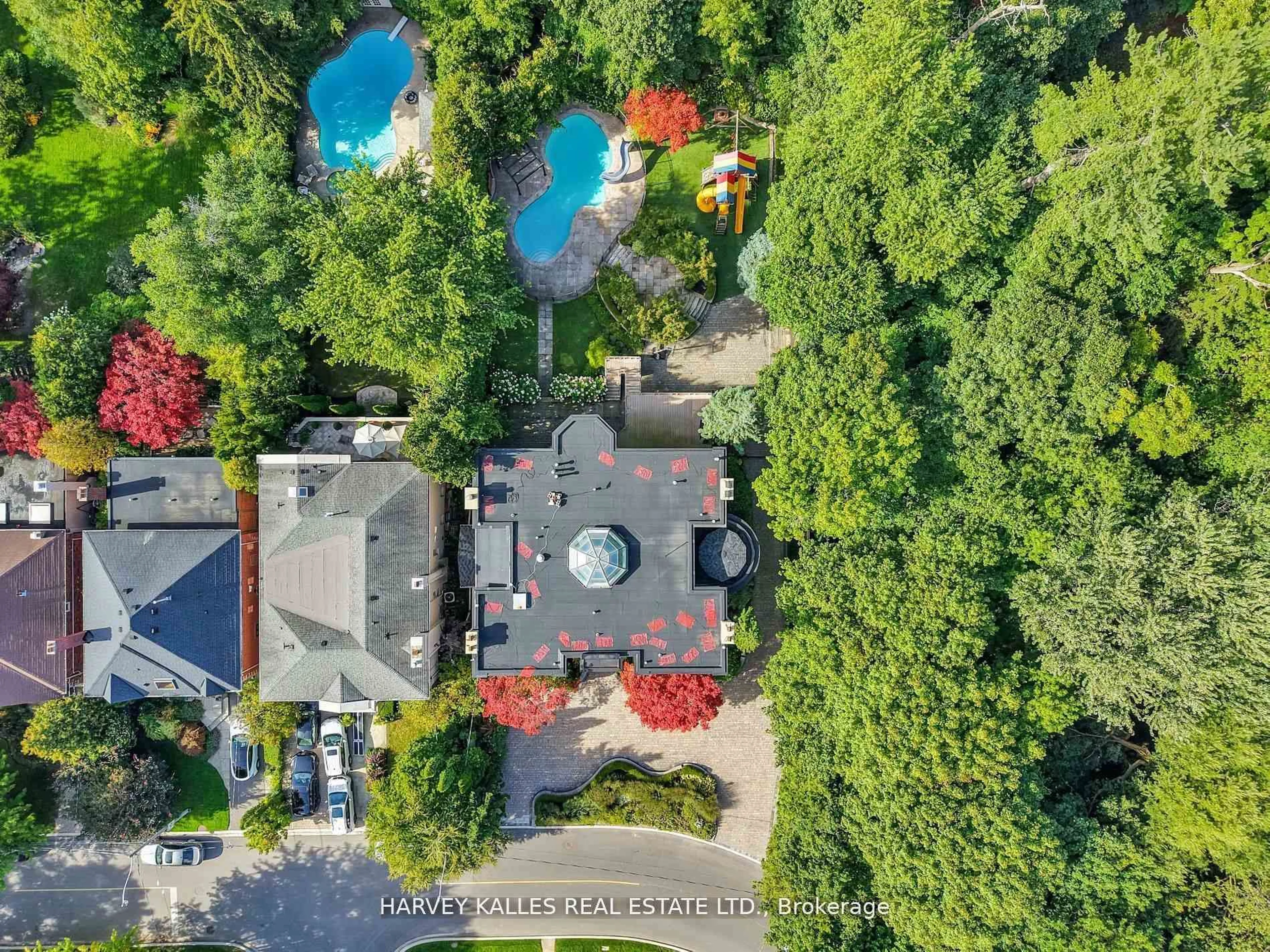 A pic from outside/outdoor area/front of a property/back of a property/a pic from drone, unknown for 113 Coldstream Ave, Toronto Ontario M5N 1X7