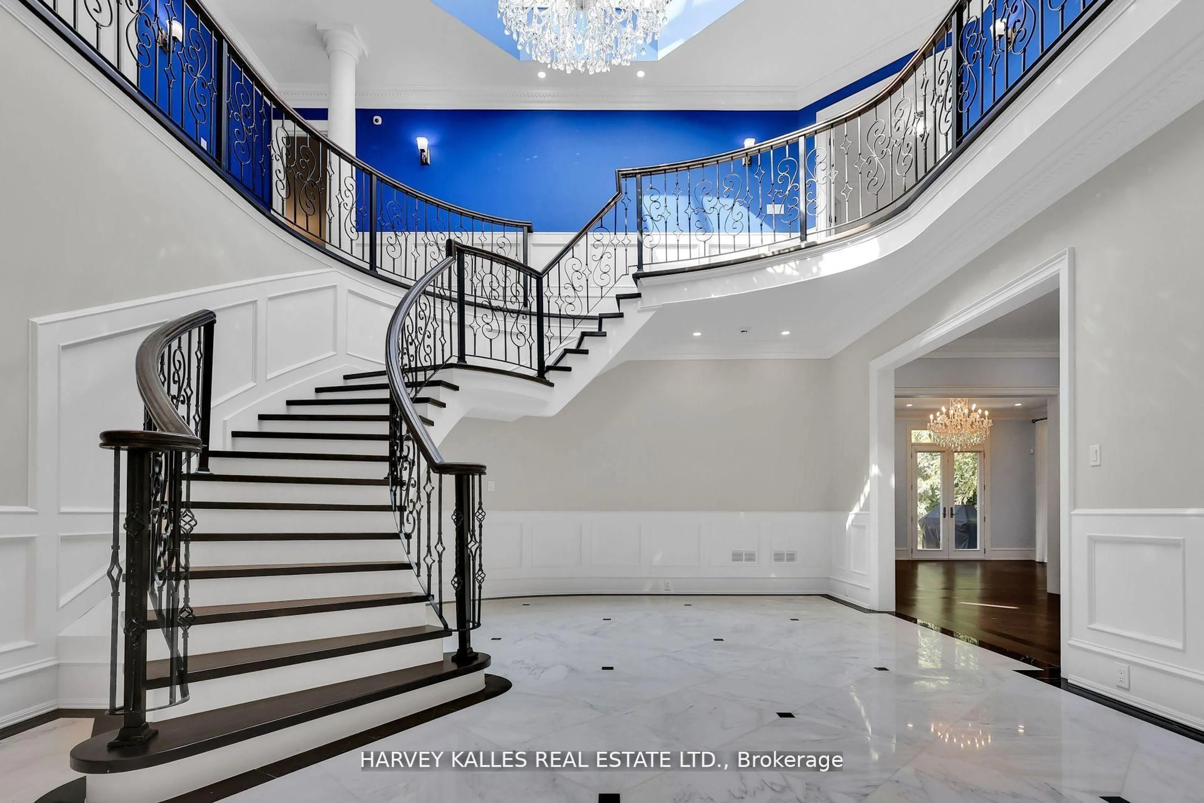 Indoor foyer for 113 Coldstream Ave, Toronto Ontario M5N 1X7