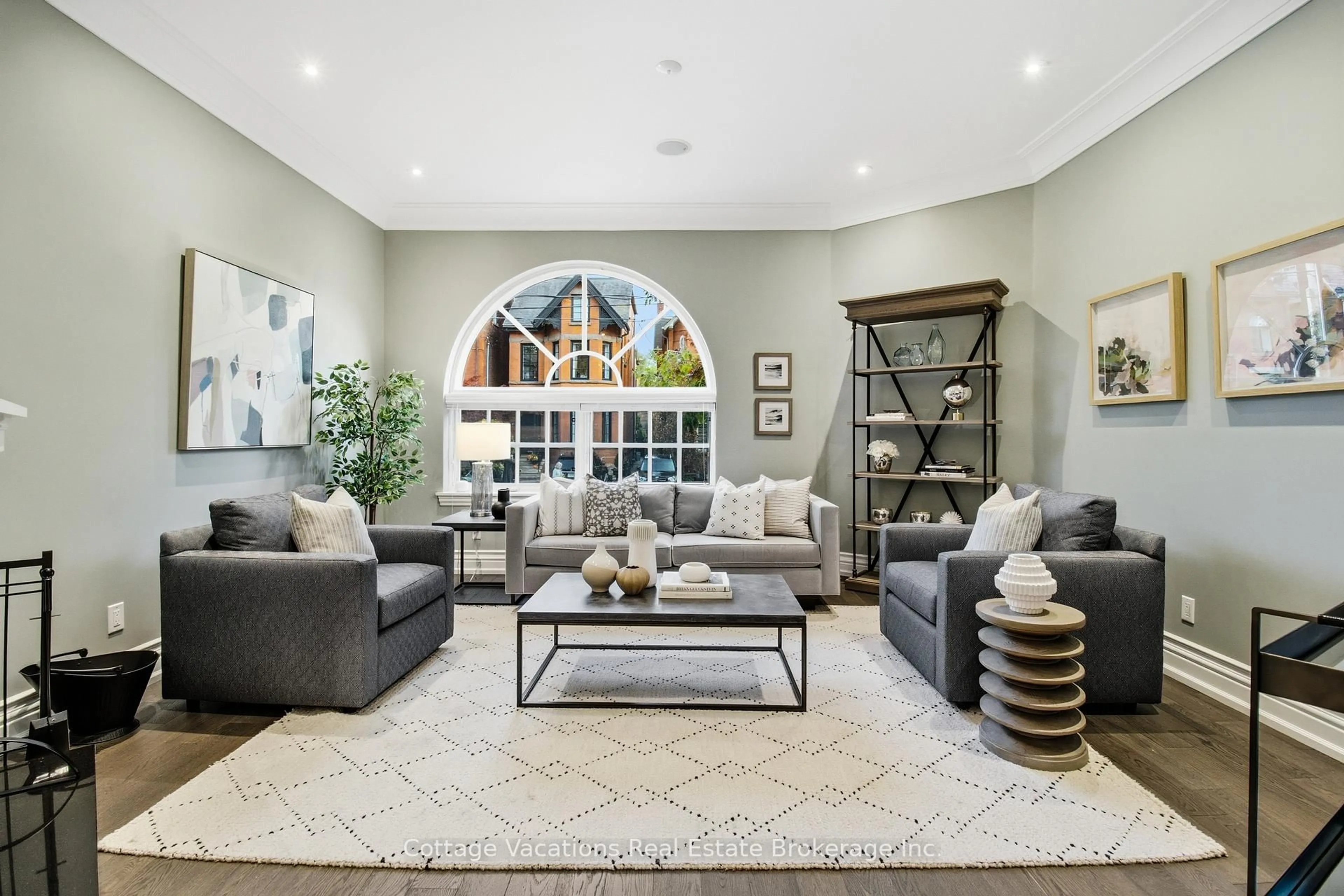 Living room with furniture, unknown for 46 Bernard Ave, Toronto Ontario M5R 1R2