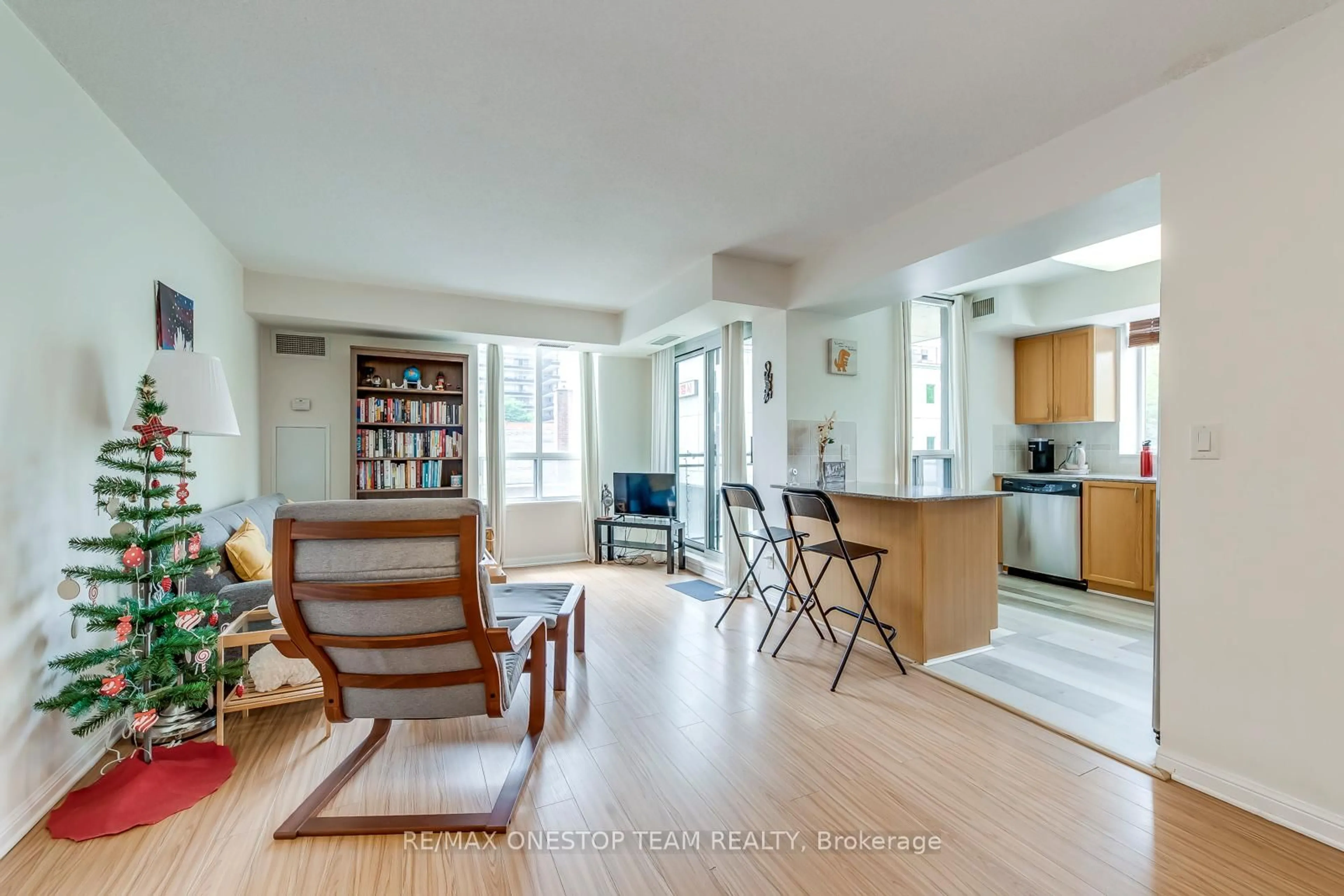 Living room with furniture, unknown for 5940 Yonge St #303, Toronto Ontario M2M 4M6