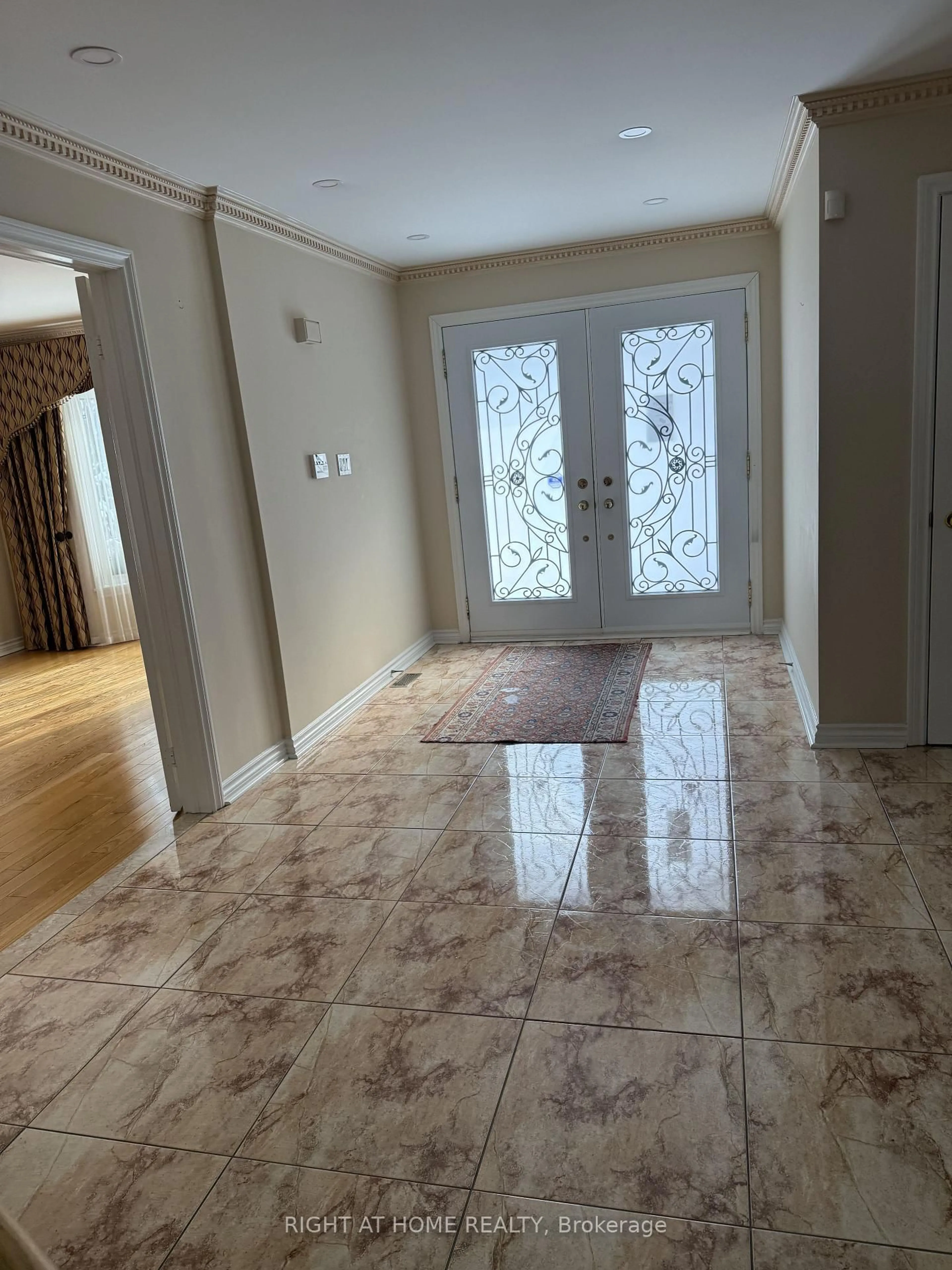 Indoor foyer for 6 Carriage Lane, Toronto Ontario M2R 3V6