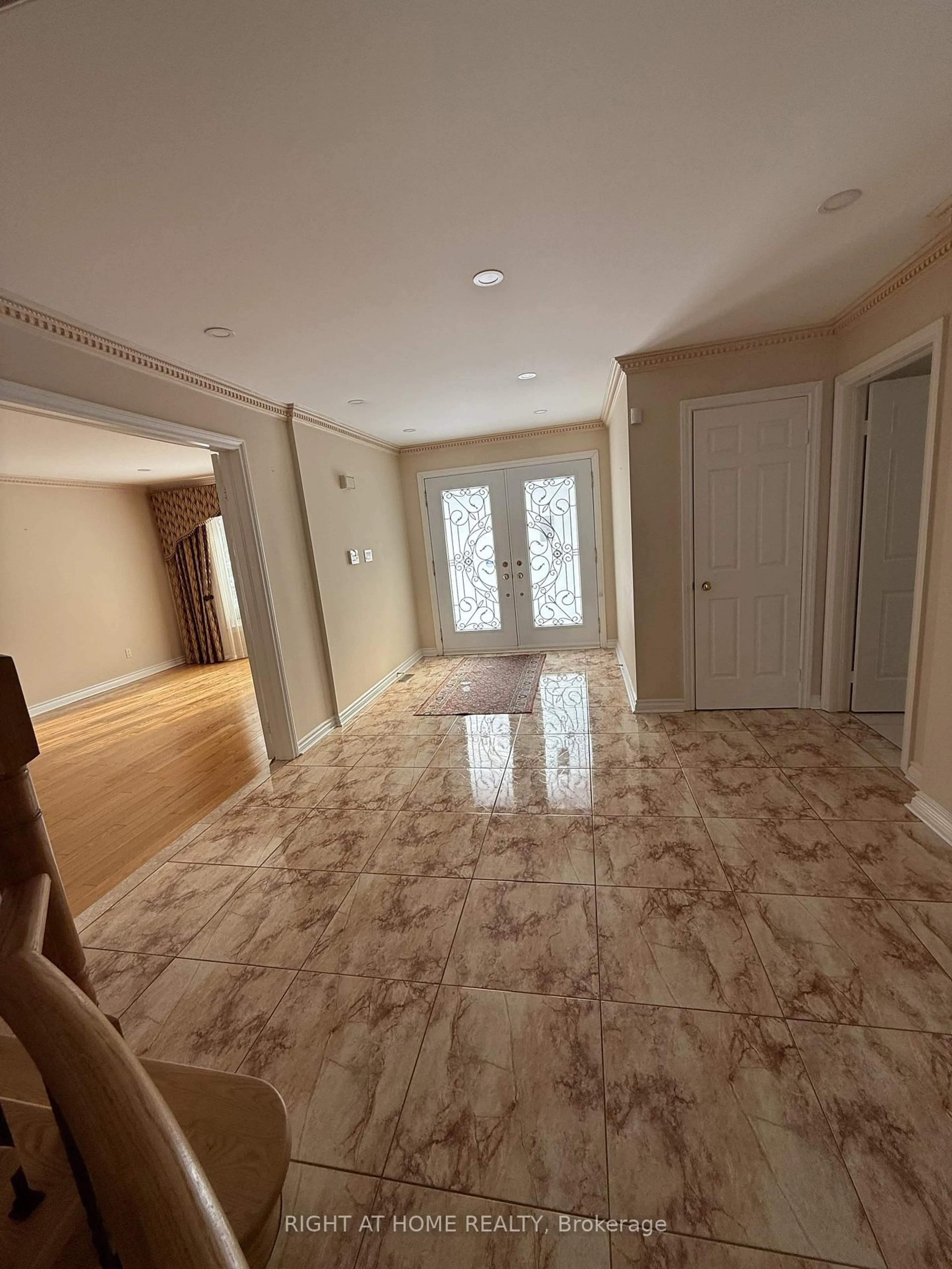 Unknown for 6 Carriage Lane, Toronto Ontario M2R 3V6