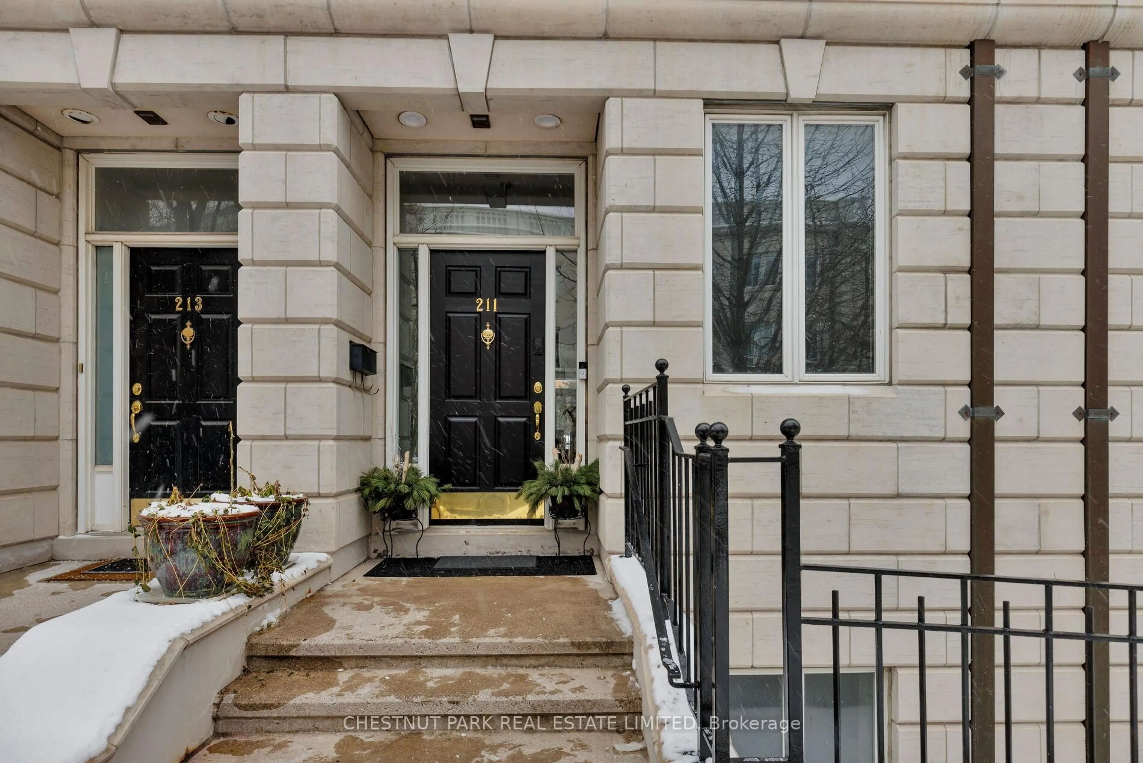 Indoor entryway for 211 Walmer Rd, Toronto Ontario M5R 3P7