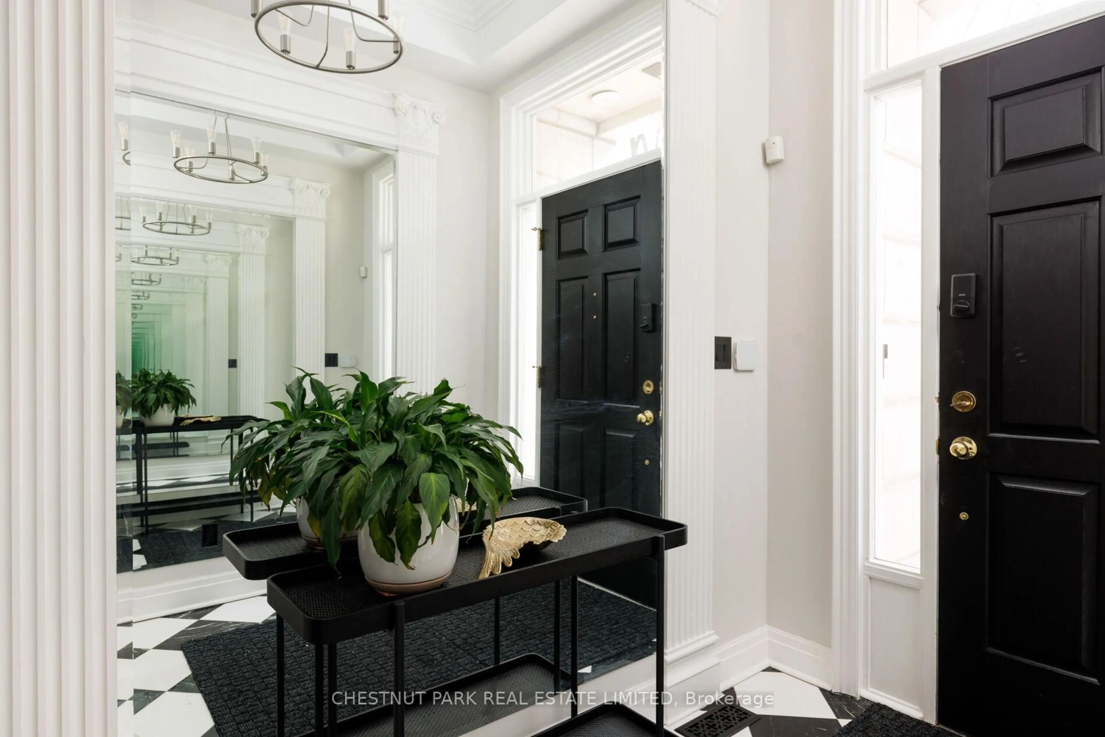 Indoor entryway for 211 Walmer Rd, Toronto Ontario M5R 3P7