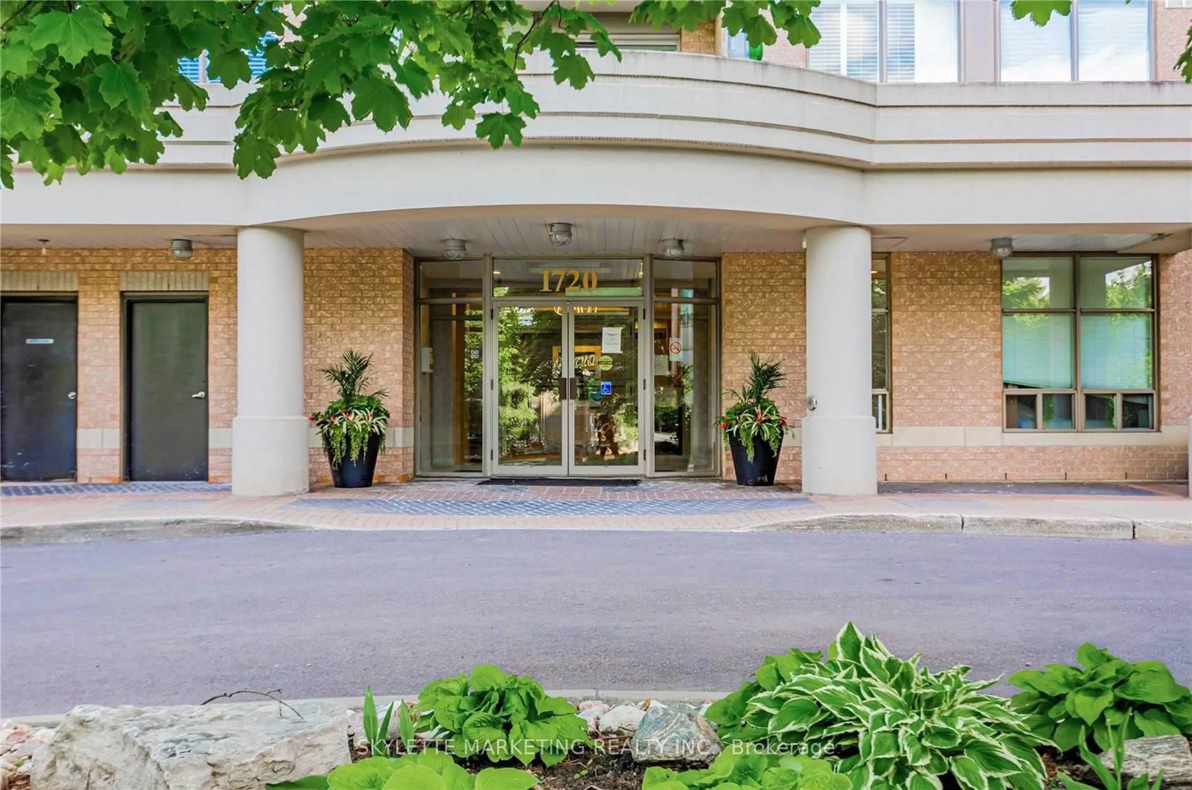 Indoor foyer for 1720 Eglinton Ave #101, Toronto Ontario M4A 1J7