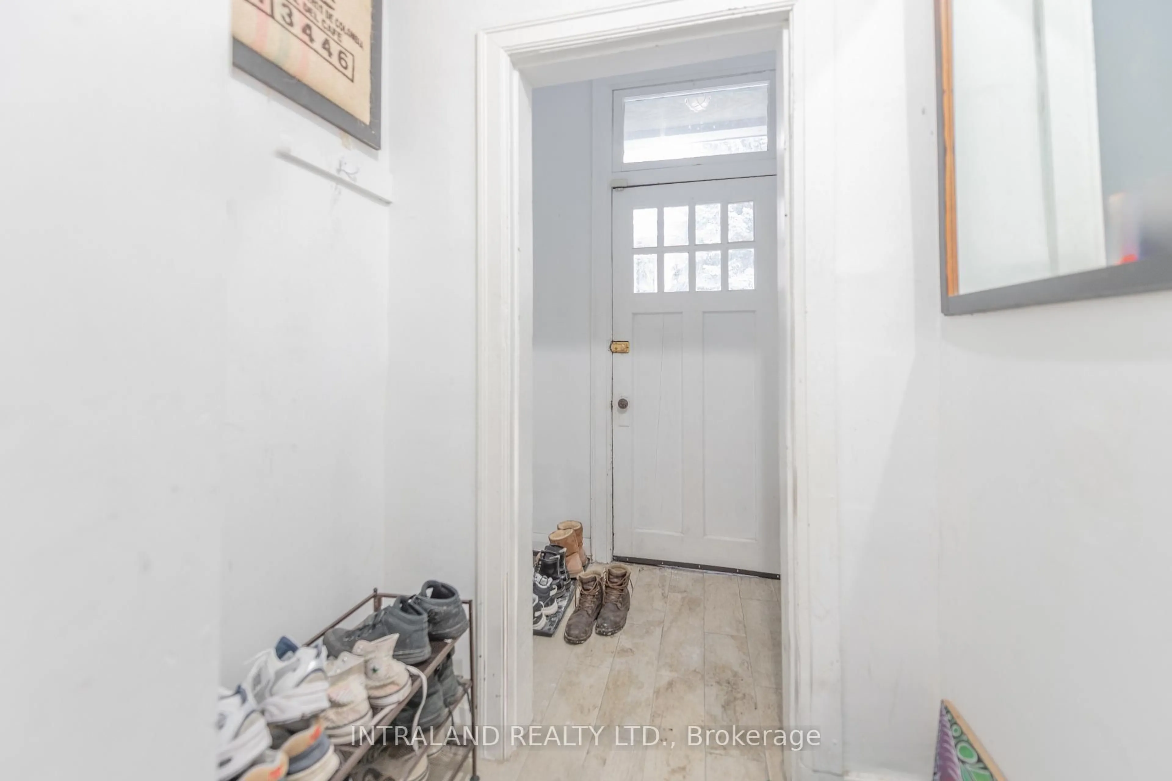 Indoor entryway for 284 Lisgar St, Toronto Ontario M6J 3G9