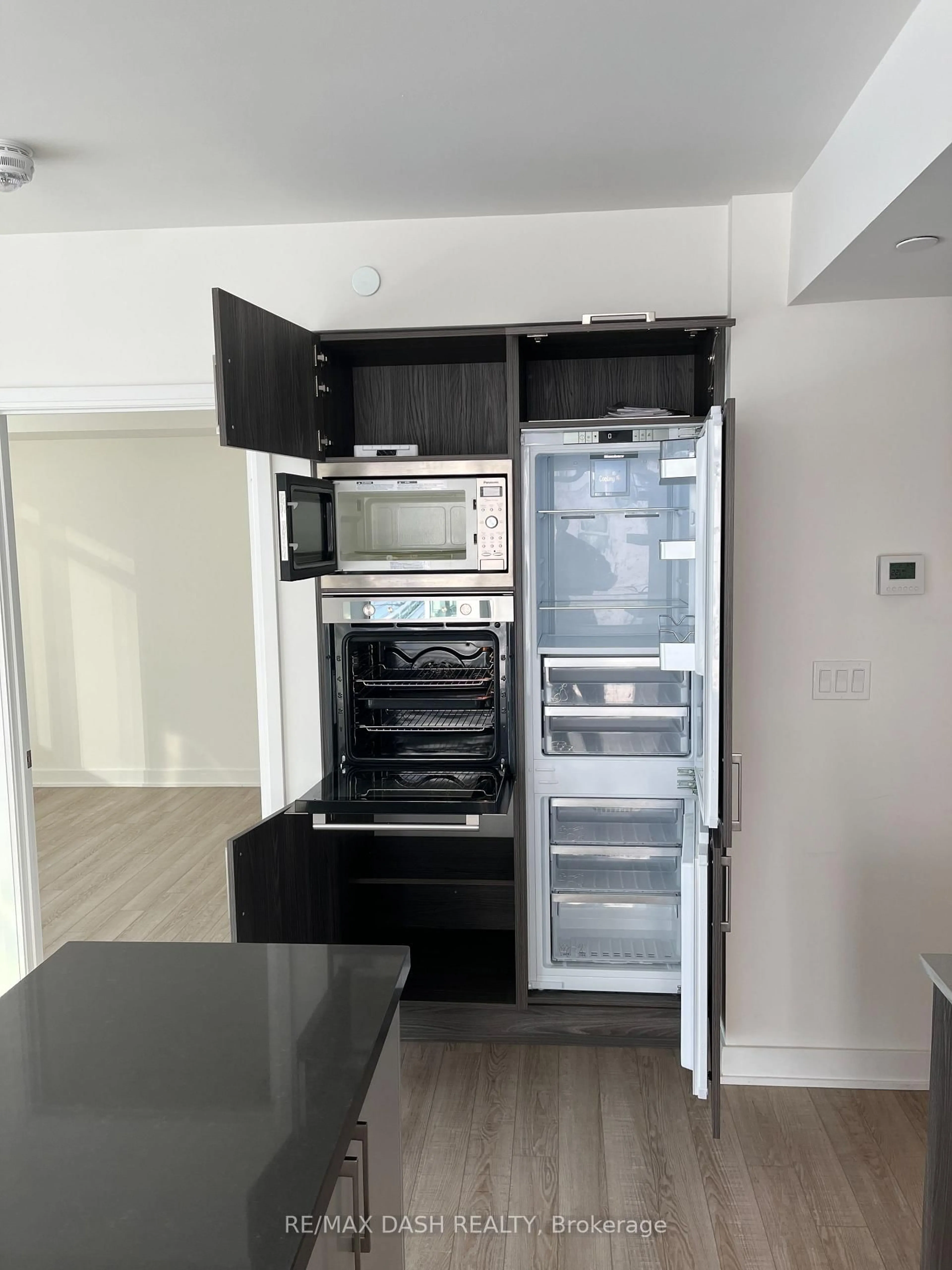 Standard kitchen, unknown for 27 Bathurst St #1202, Toronto Ontario M5V 2P1