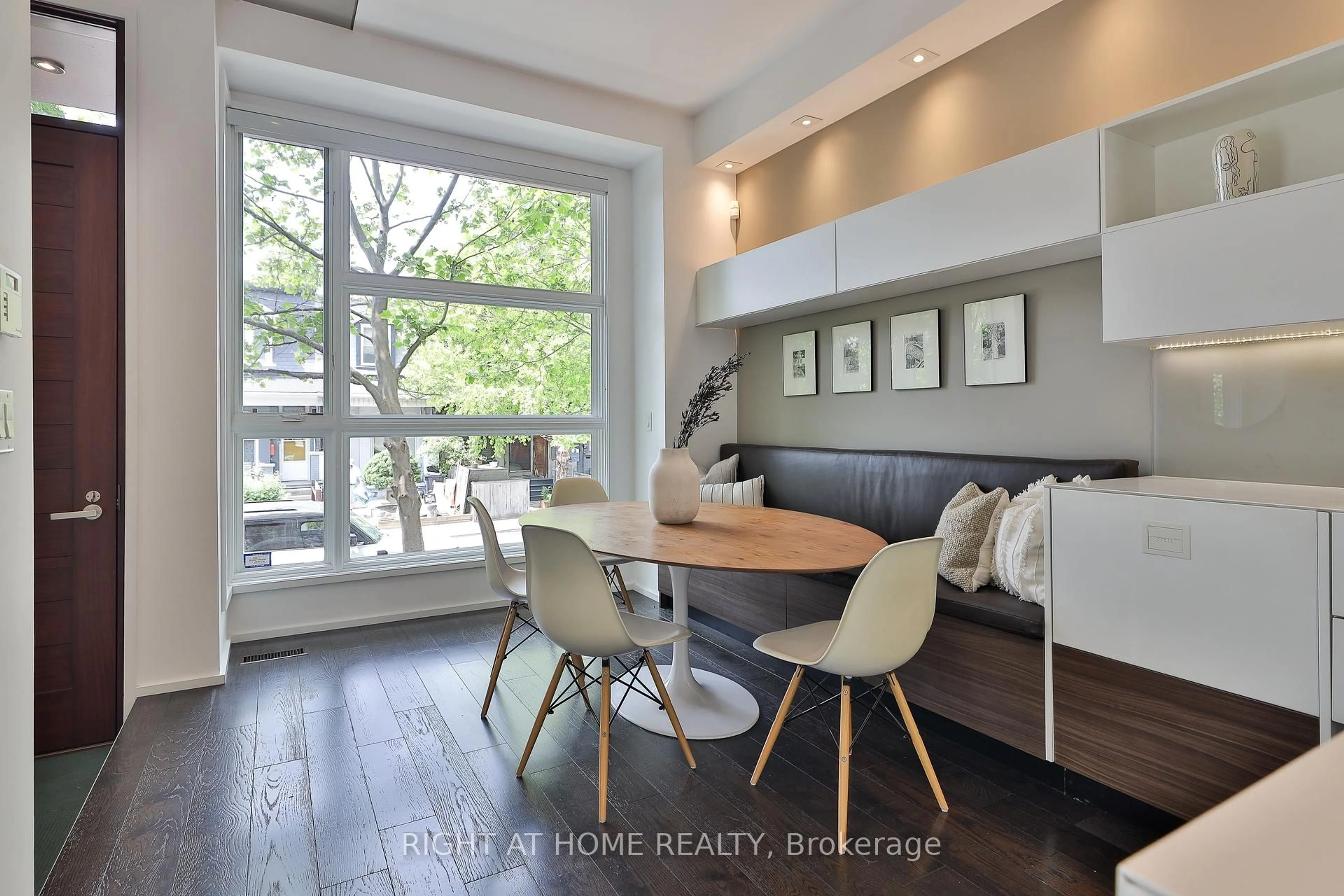 Unknown for 207 Claremont St, Toronto Ontario M6J 2N1