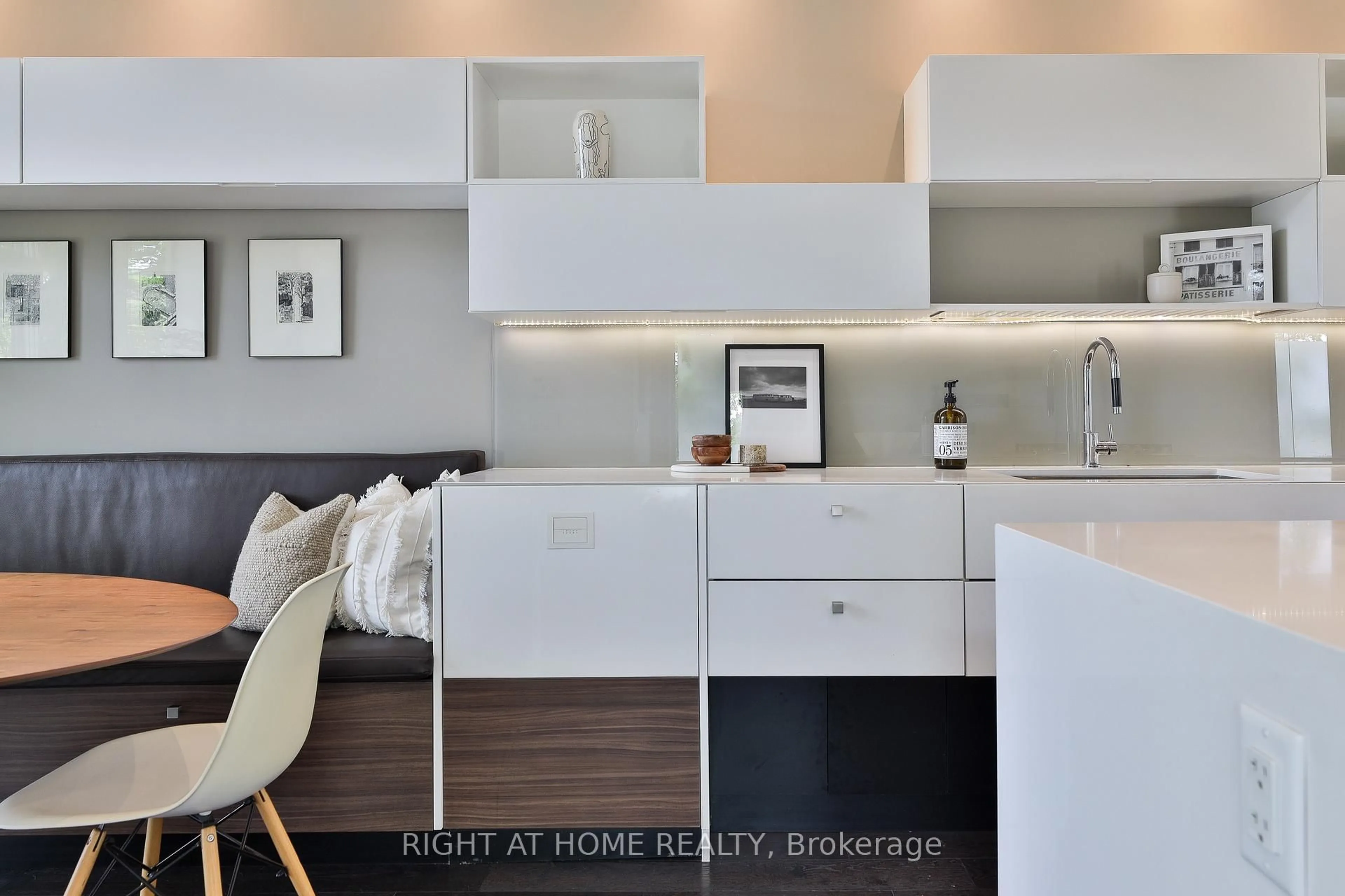 Unknown for 207 Claremont St, Toronto Ontario M6J 2N1