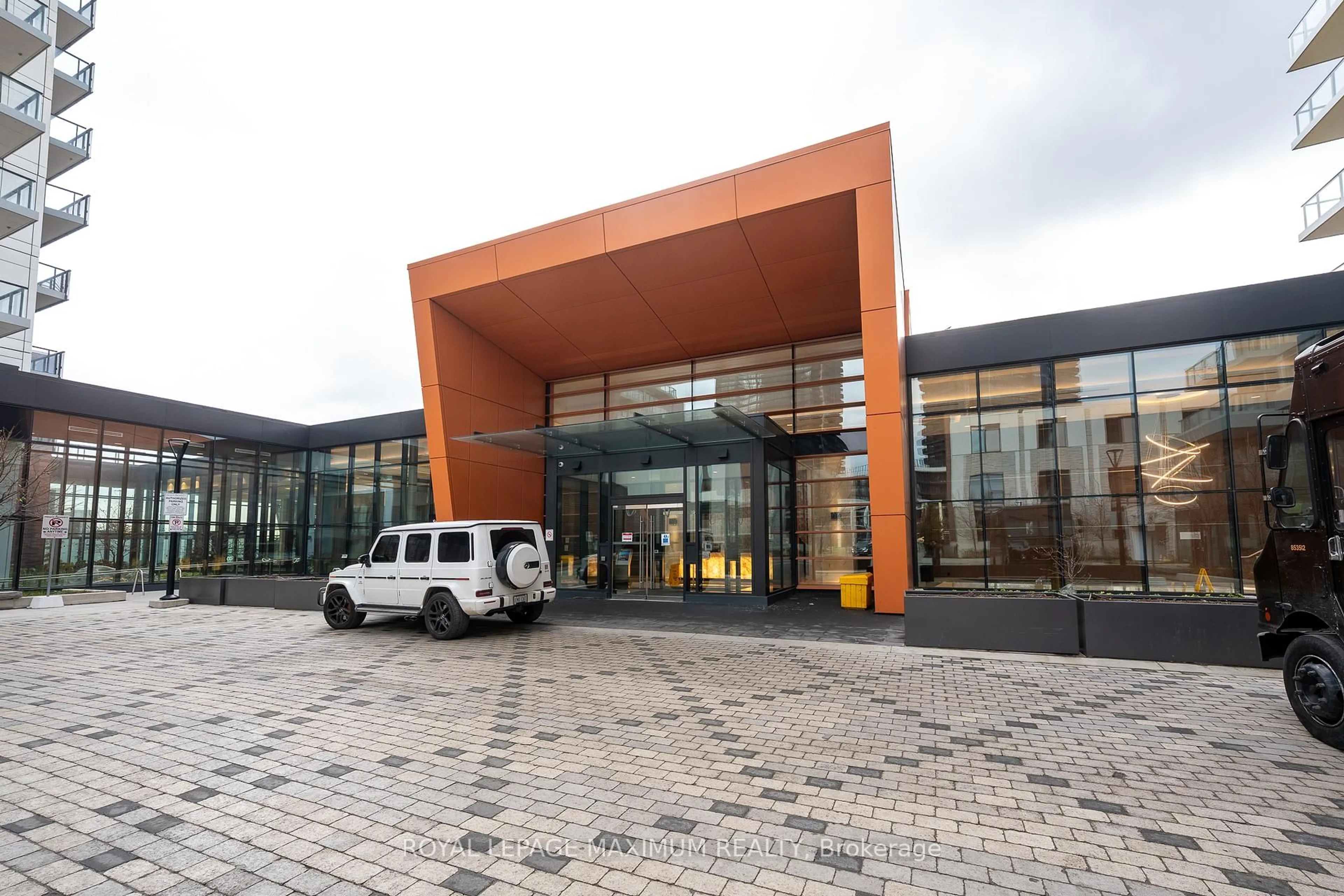 Indoor foyer for 95 McMahon Dr #502, Toronto Ontario M2K 0H1