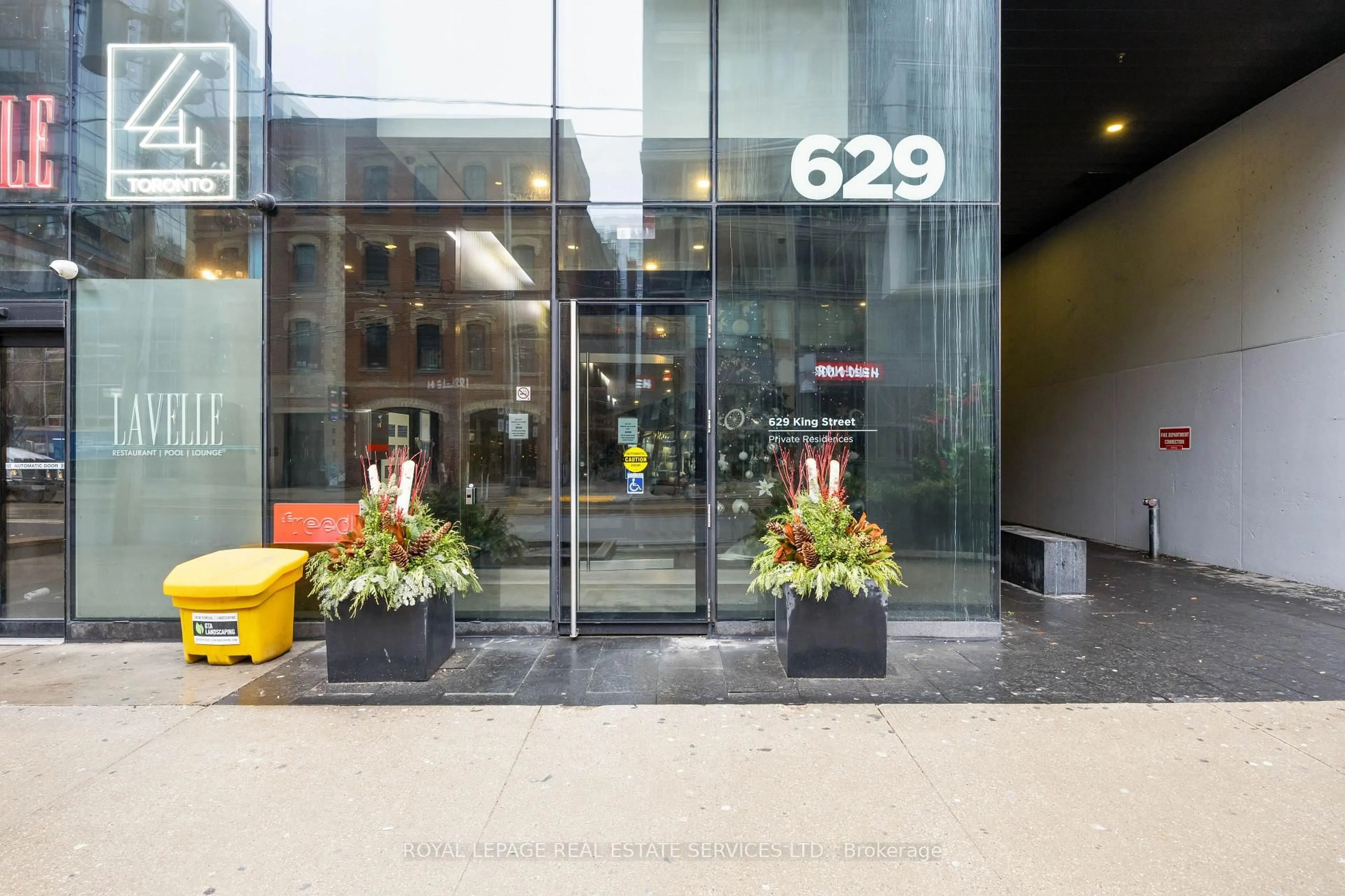 Indoor foyer for 629 King St #1128, Toronto Ontario M5V 0G9