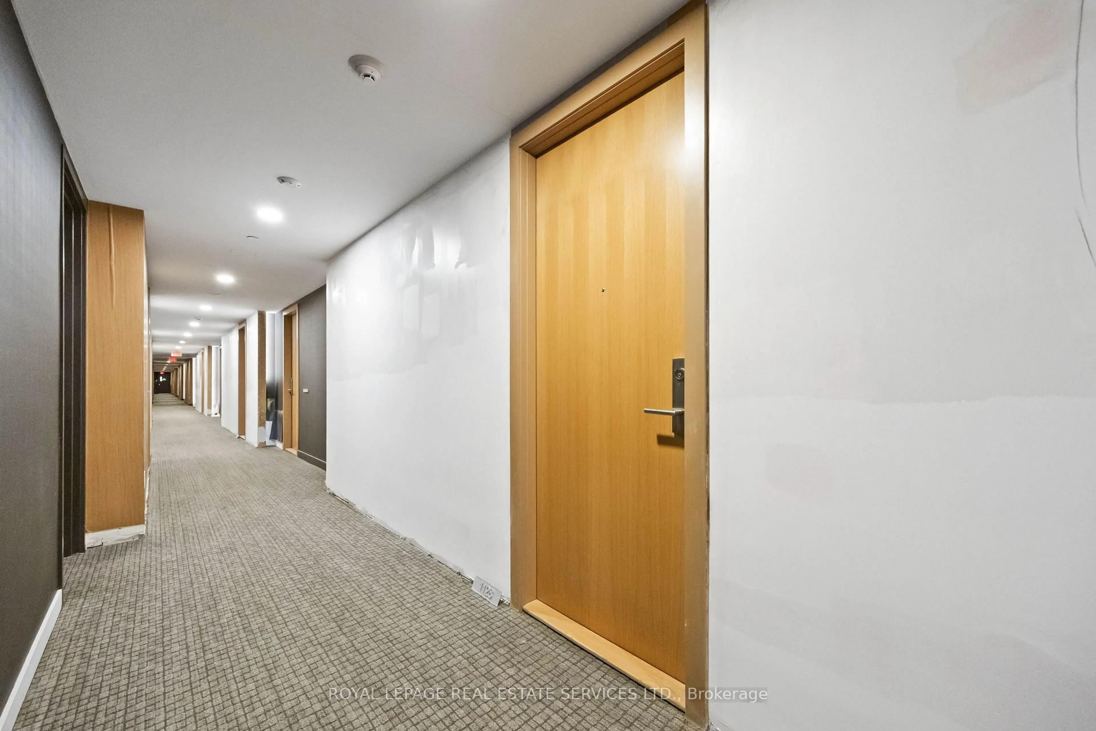 Indoor foyer for 629 King St #1128, Toronto Ontario M5V 0G9