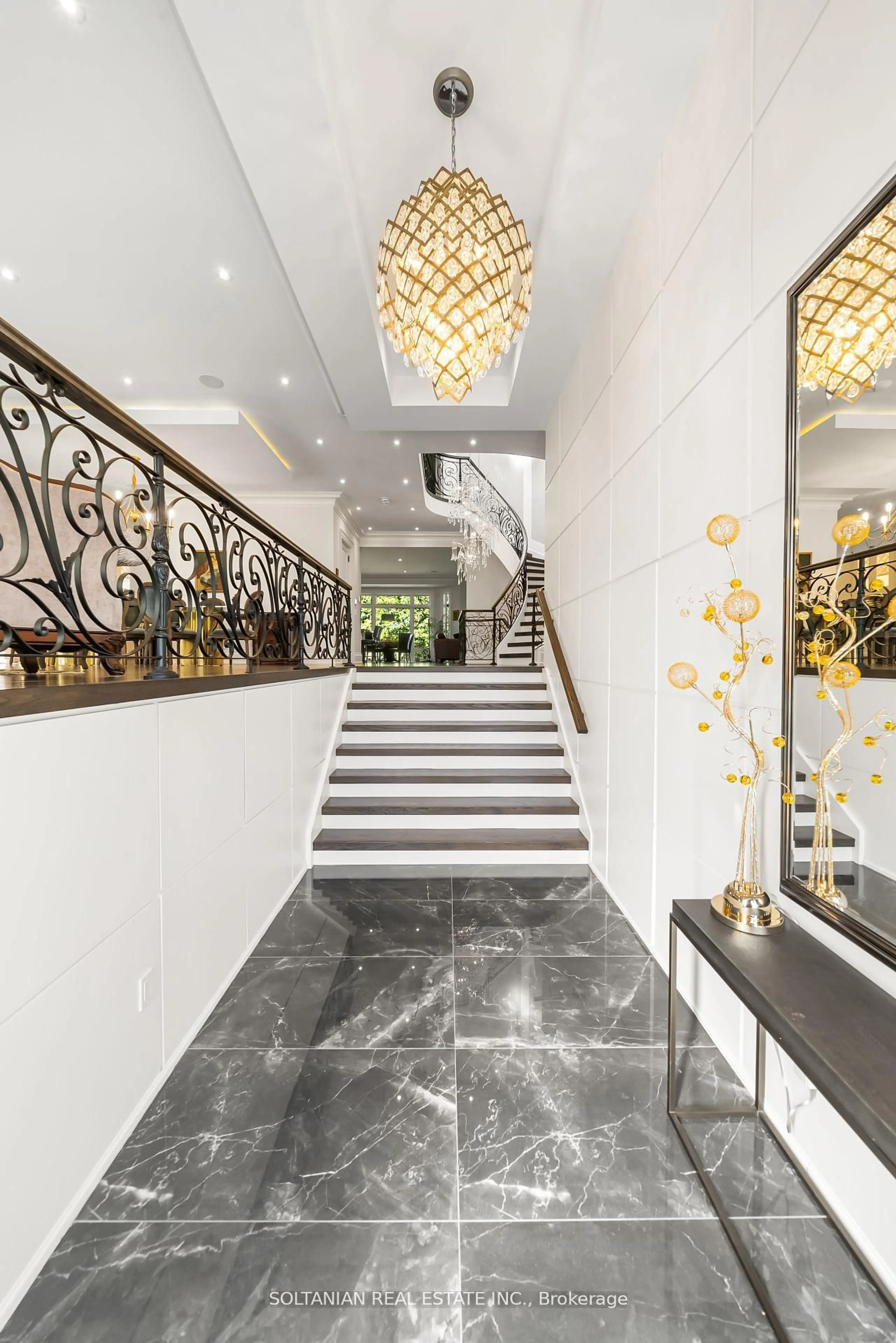 Indoor foyer for 352 Patricia Ave, Toronto Ontario M2R 2M7