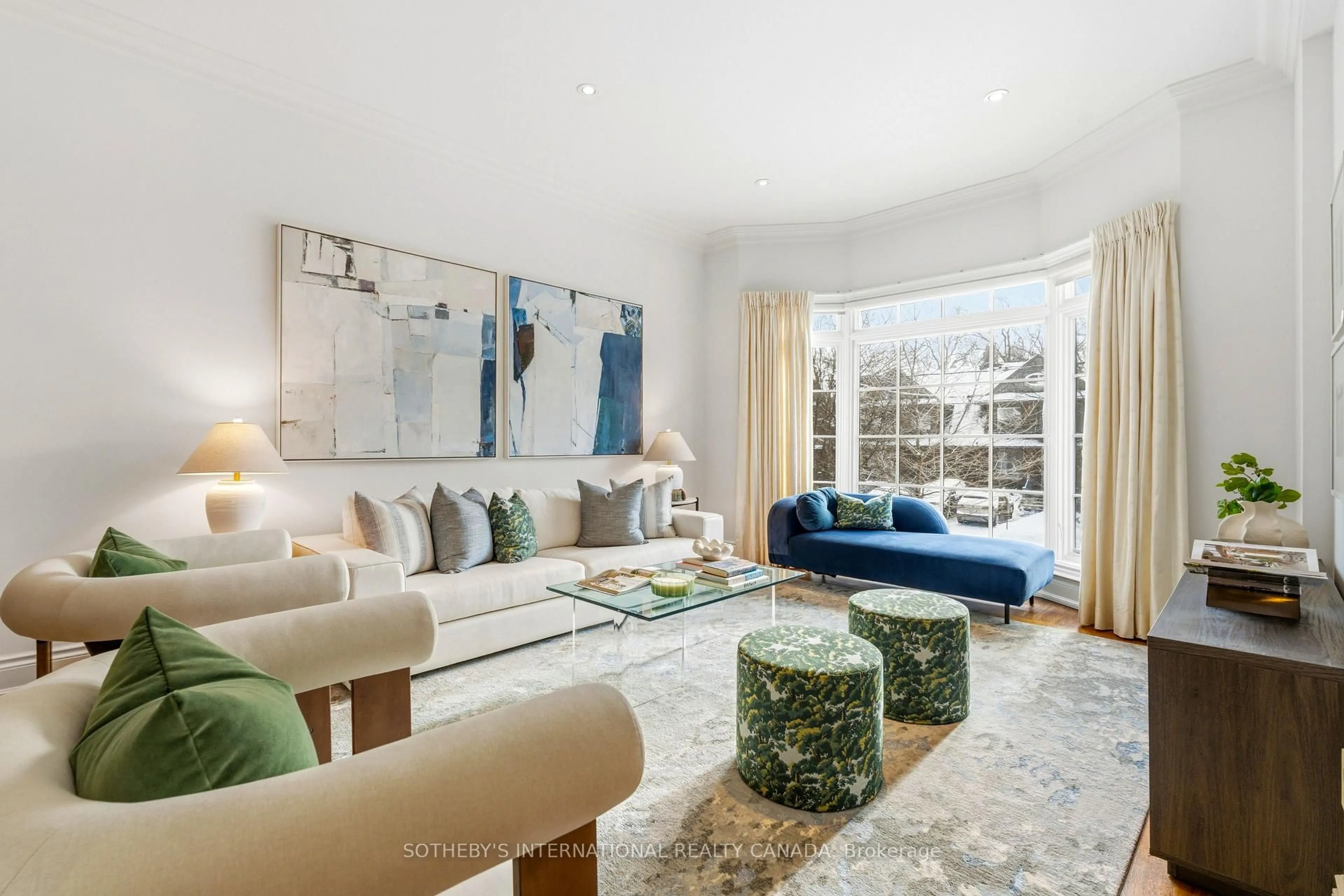 Living room with furniture, unknown for 126 Farnham Ave, Toronto Ontario M4V 1H4