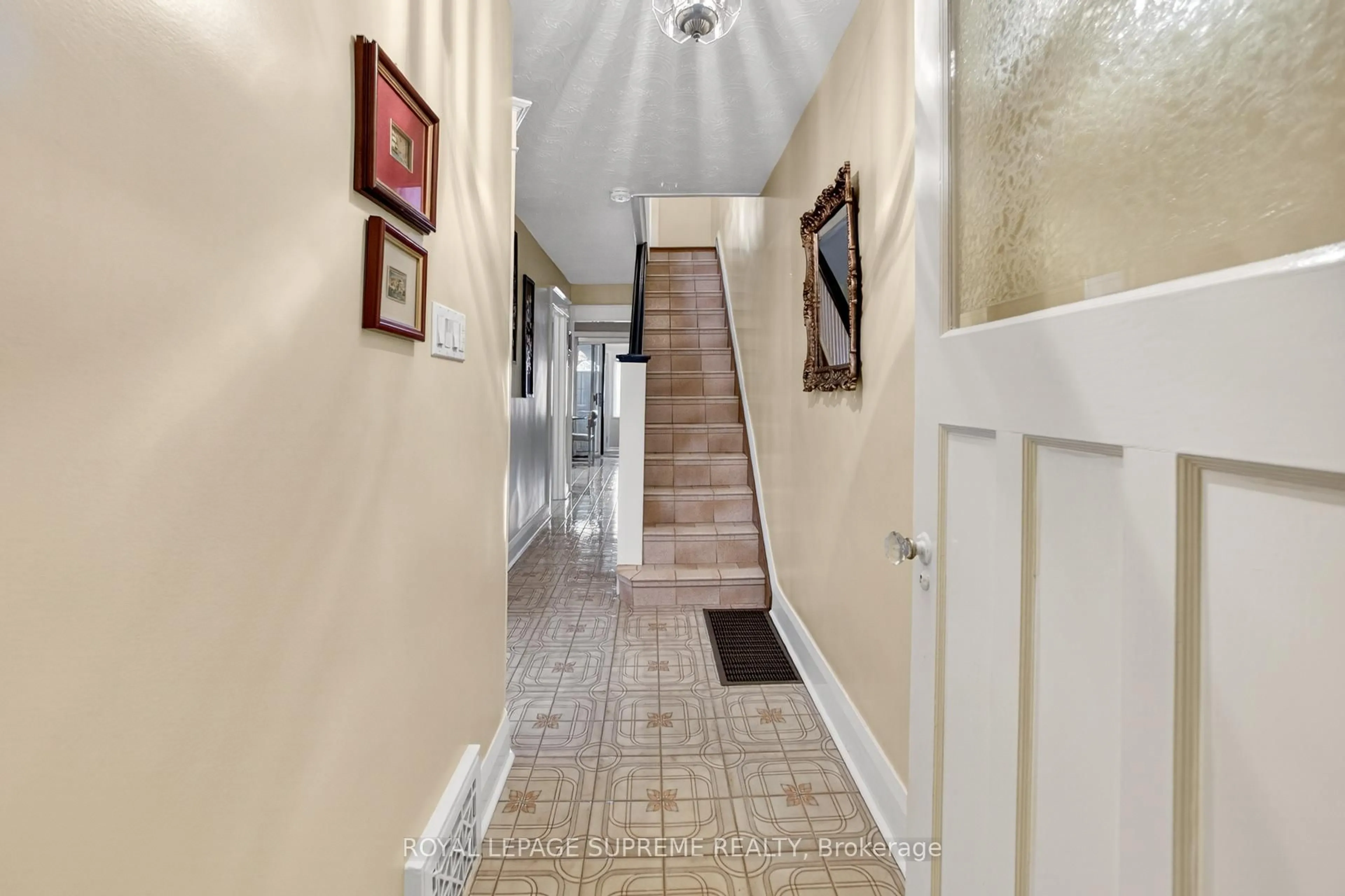 Indoor foyer for 93 Marchmount Rd, Toronto Ontario M6G 2B2