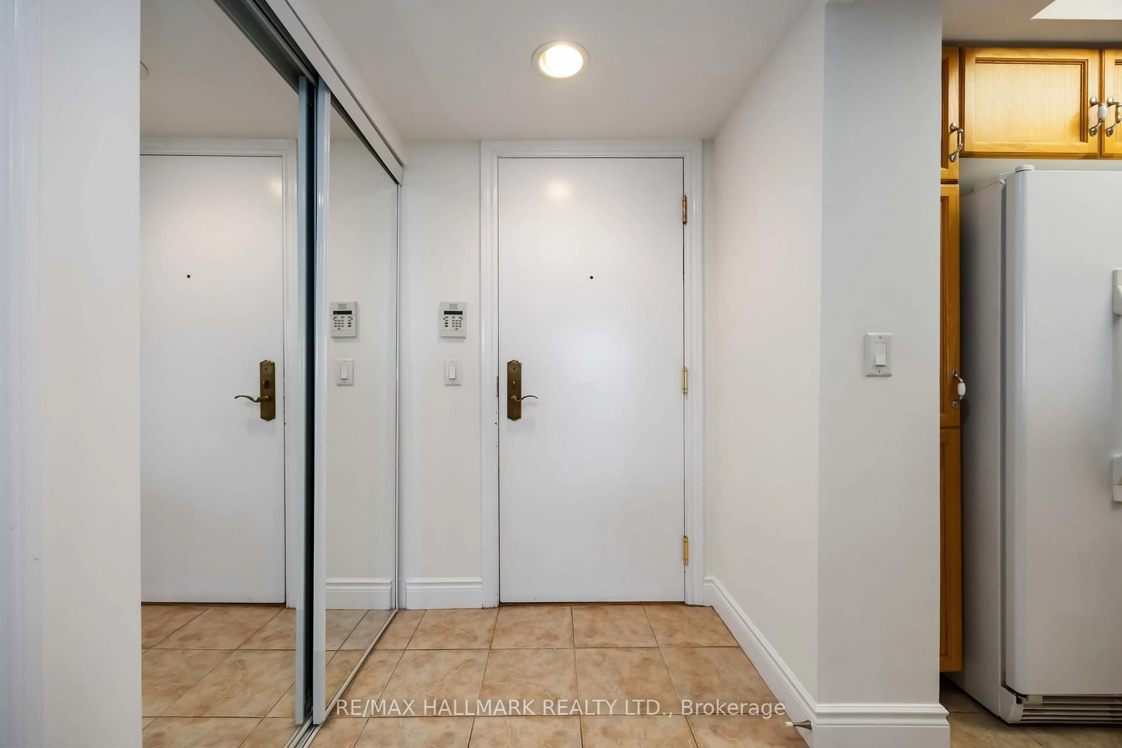 Indoor foyer for 880 Grandview Way #705, Toronto Ontario M2N 7B2