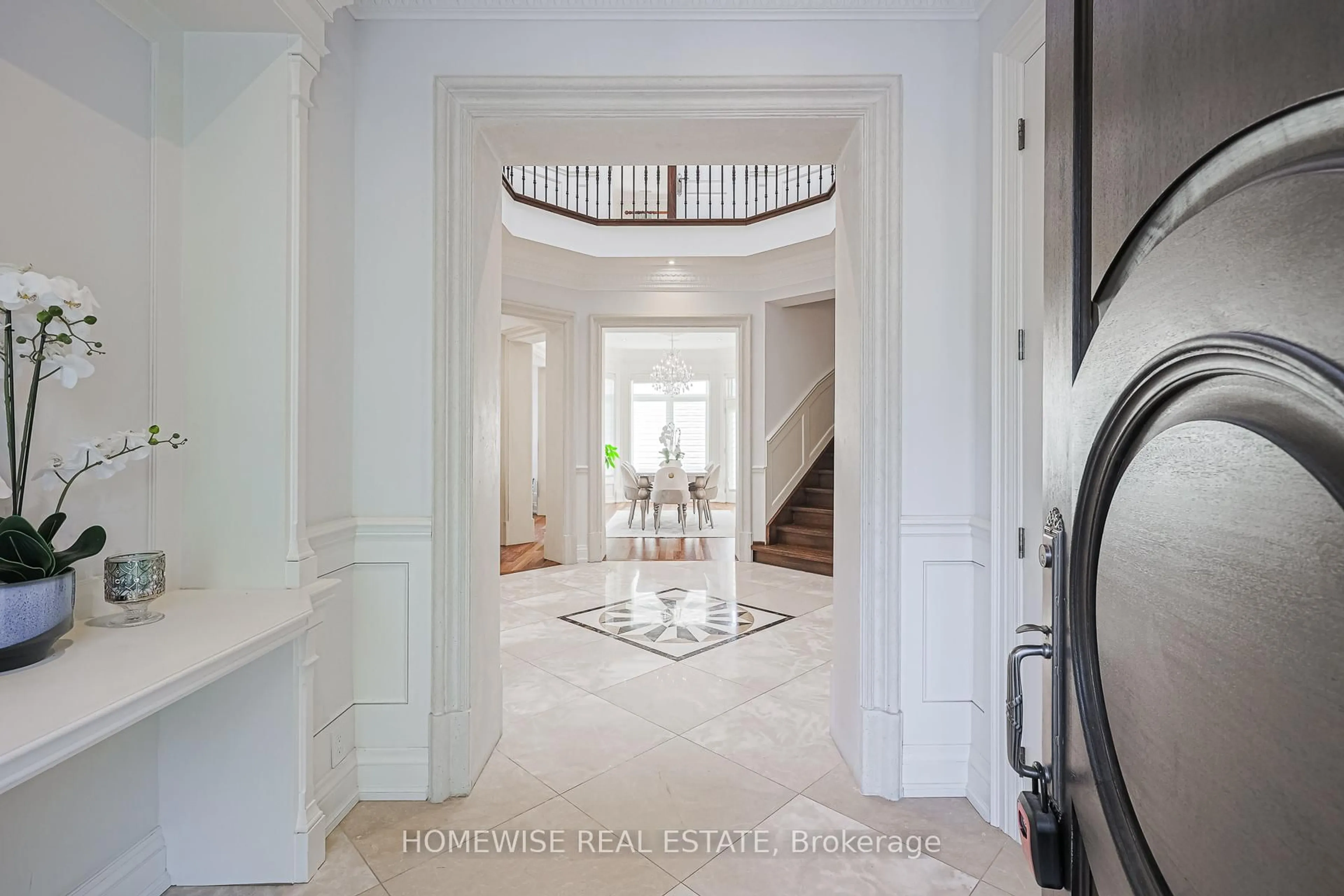 Indoor foyer for 2706 Bayview Ave, Toronto Ontario M2L 1B9