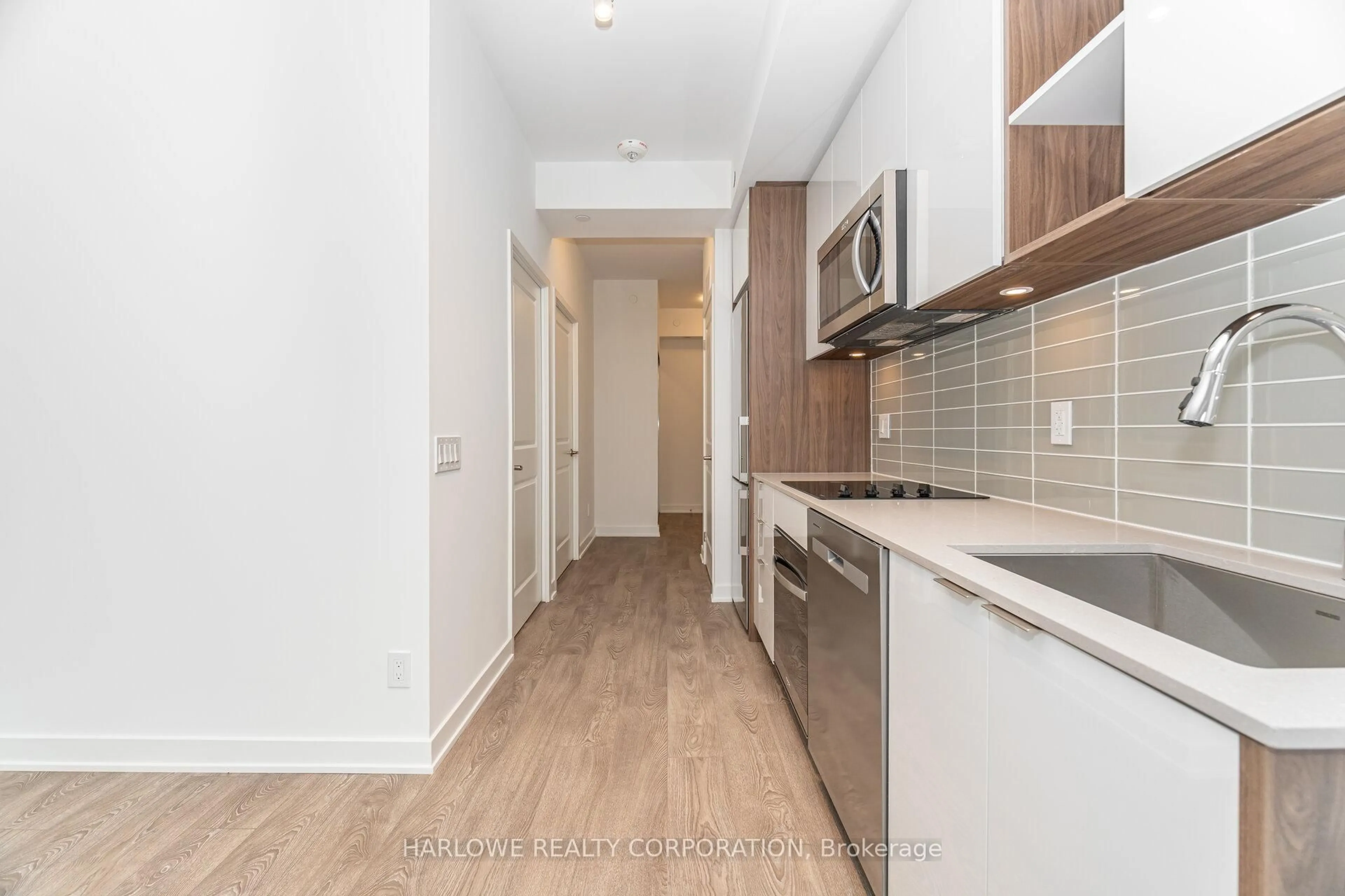 Standard kitchen, wood/laminate floor for 543 Richmond St #320, Toronto Ontario M5V 0W9