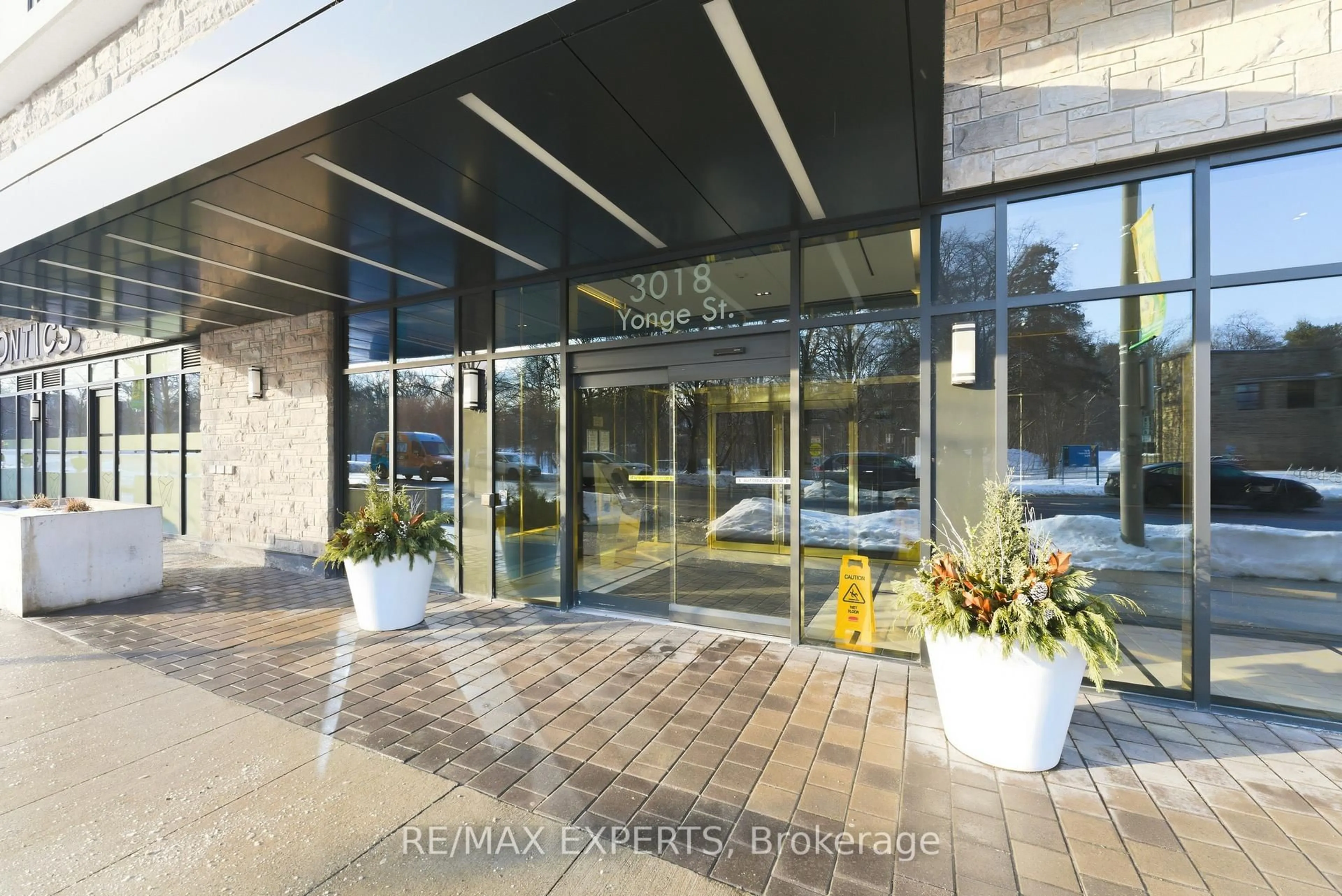 Indoor foyer for 3018 Yonge St #410, Toronto Ontario M4N 2K4