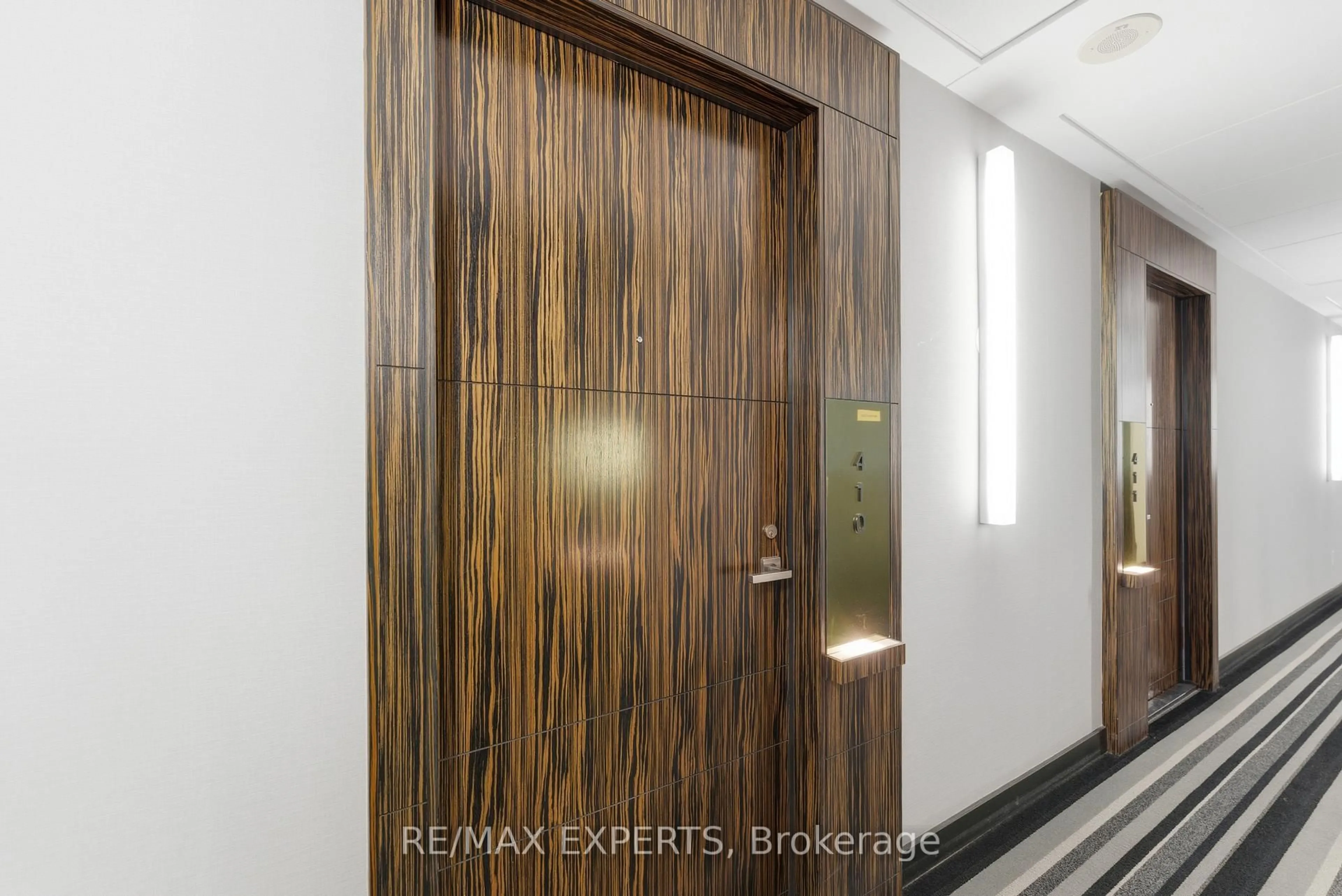 Indoor entryway for 3018 Yonge St #410, Toronto Ontario M4N 2K4