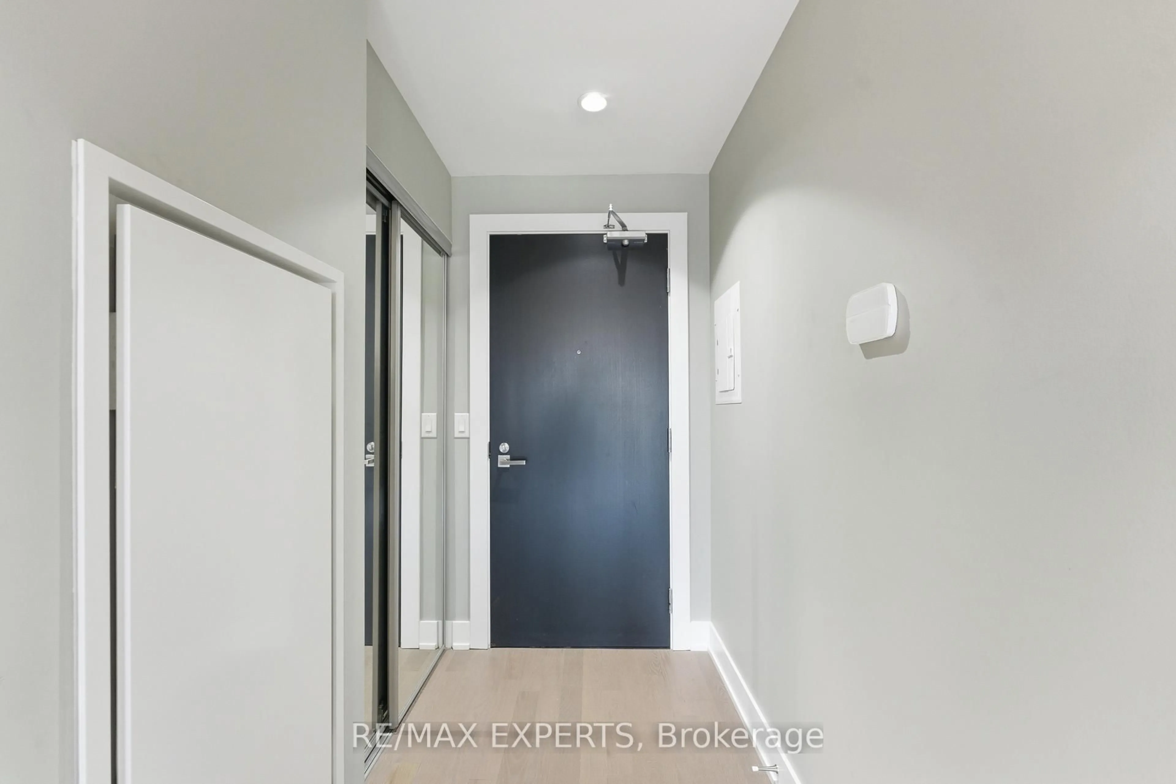 Indoor entryway for 3018 Yonge St #410, Toronto Ontario M4N 2K4