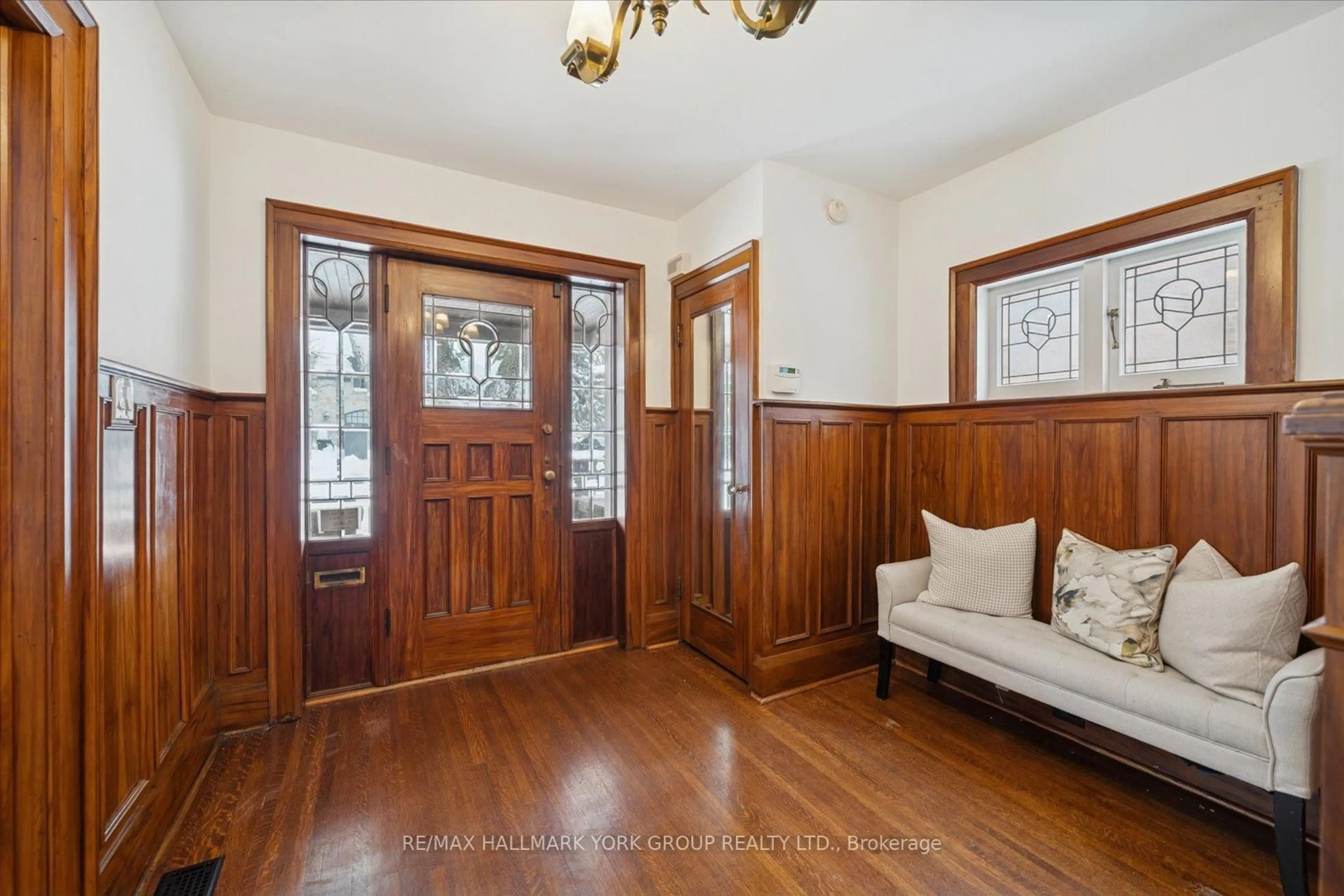 Indoor entryway for 77 Joicey Blvd, Toronto Ontario M5M 2T4