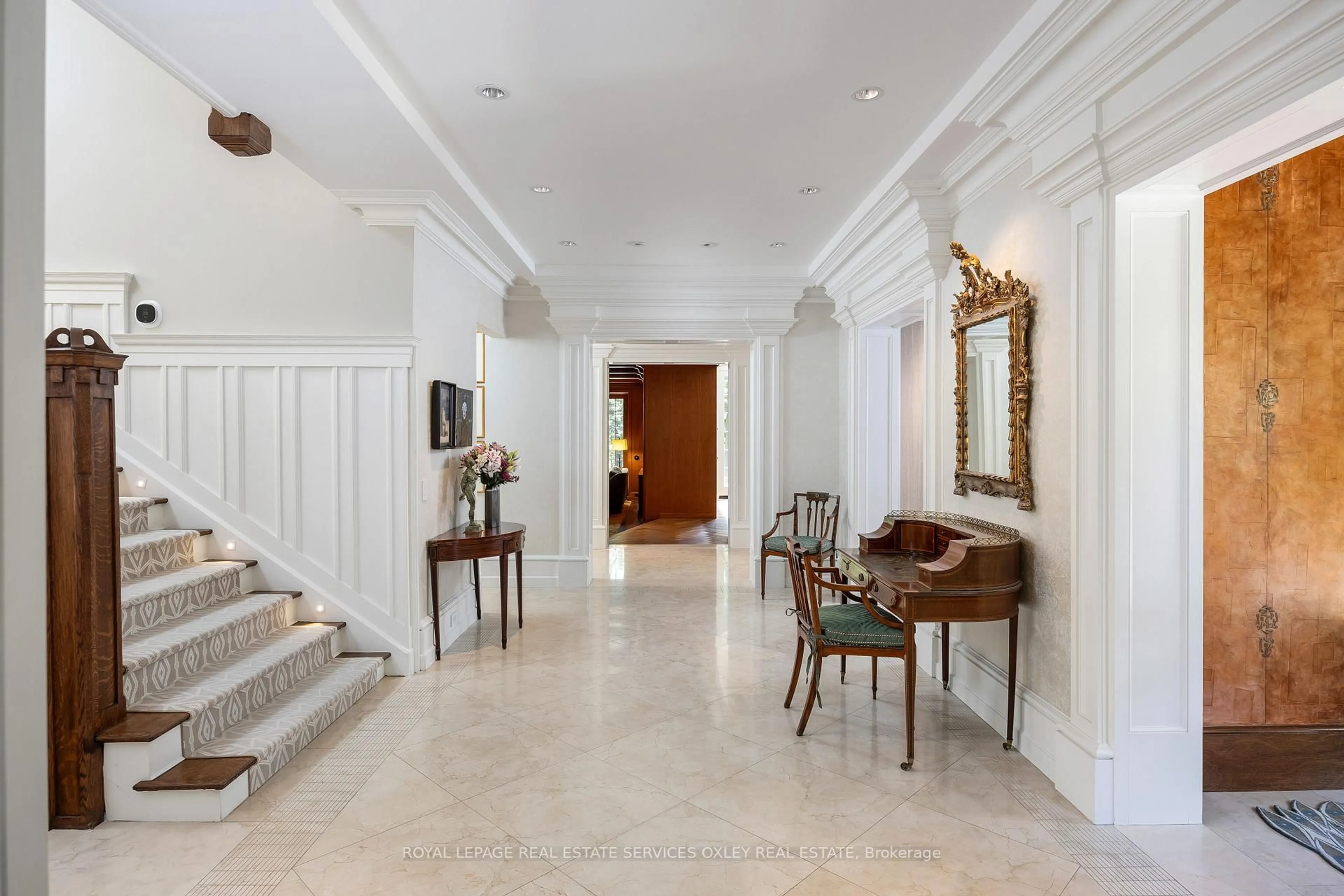 Indoor foyer for 5 Thornwood Rd, Toronto Ontario M4W 2R8