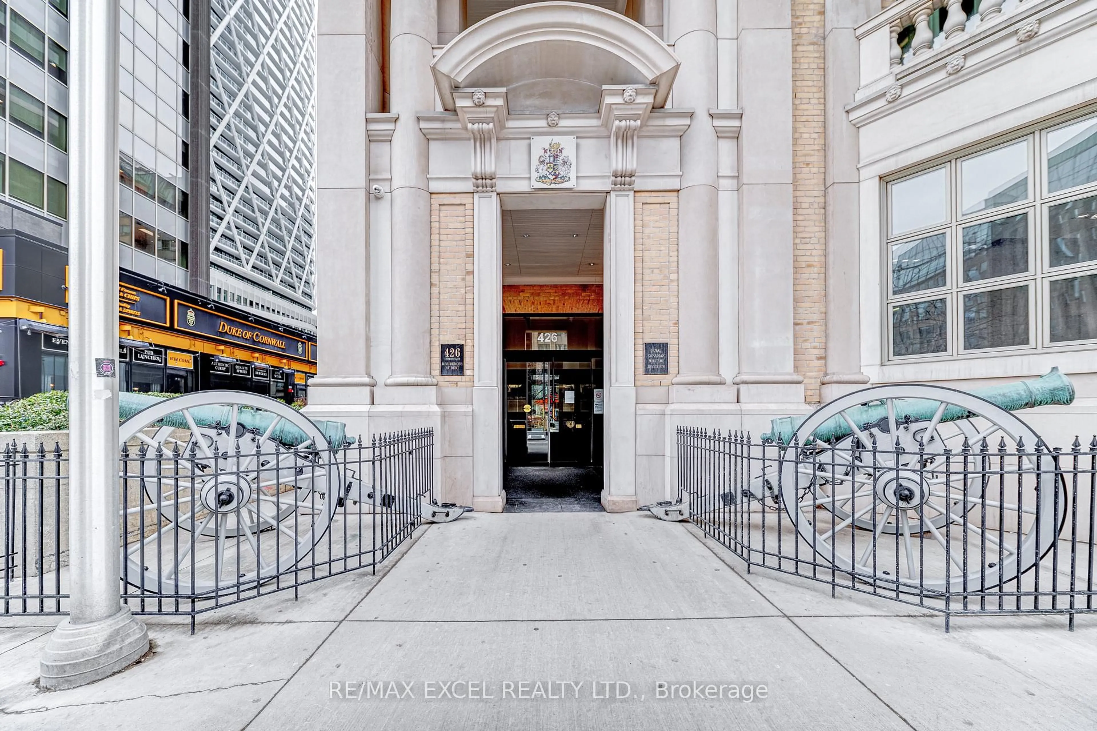 Indoor foyer for 426 University Ave #1705, Toronto Ontario M5G 1S9