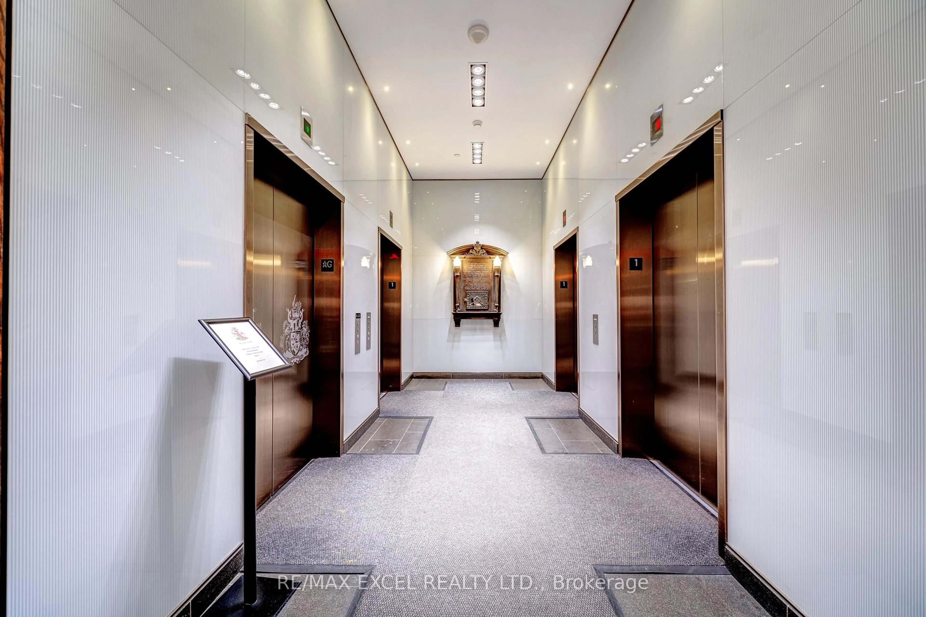 Indoor foyer for 426 University Ave #1705, Toronto Ontario M5G 1S9