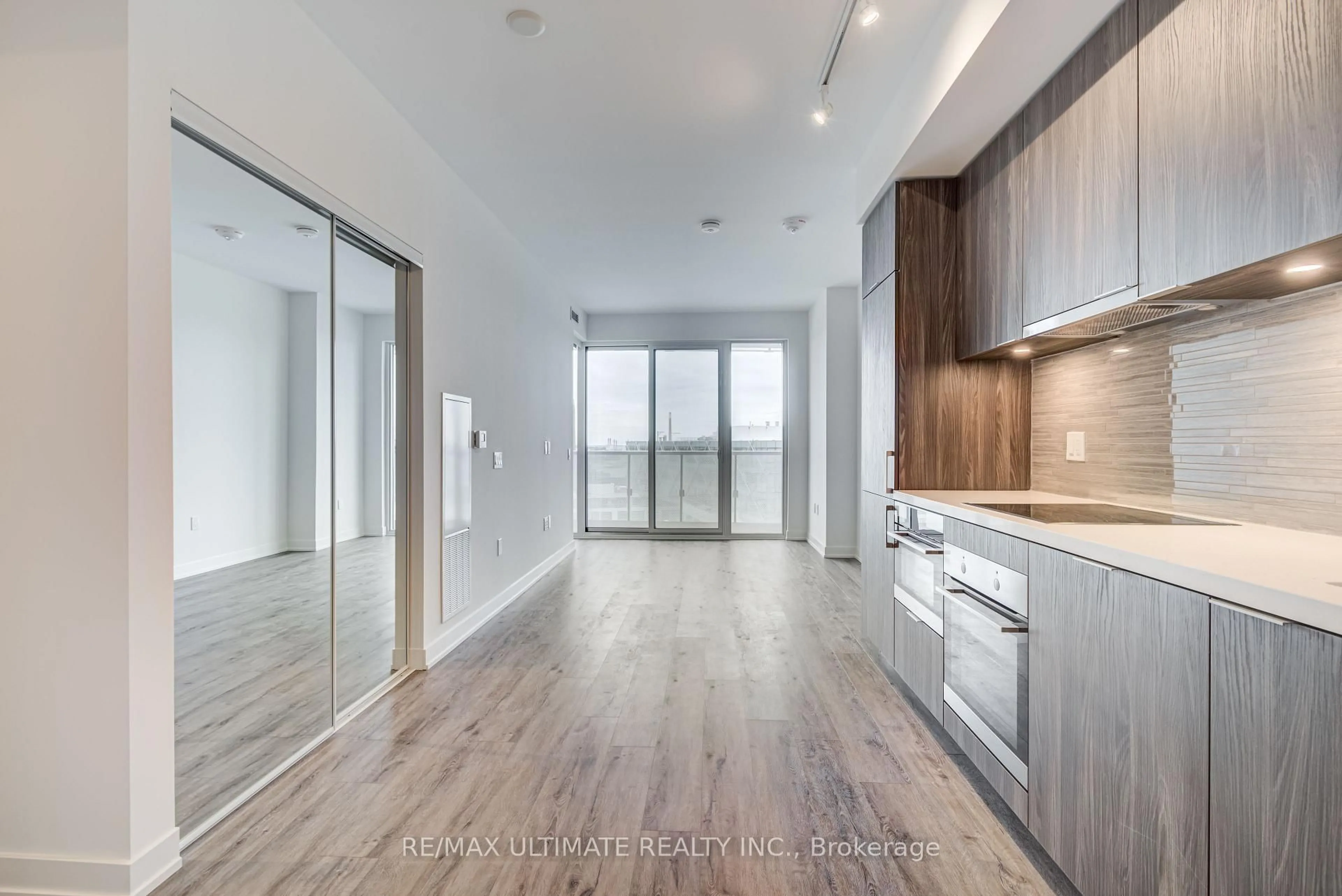 Open concept kitchen, wood/laminate floor for 15 Queens Quay #1601, Toronto Ontario M5E 0A4